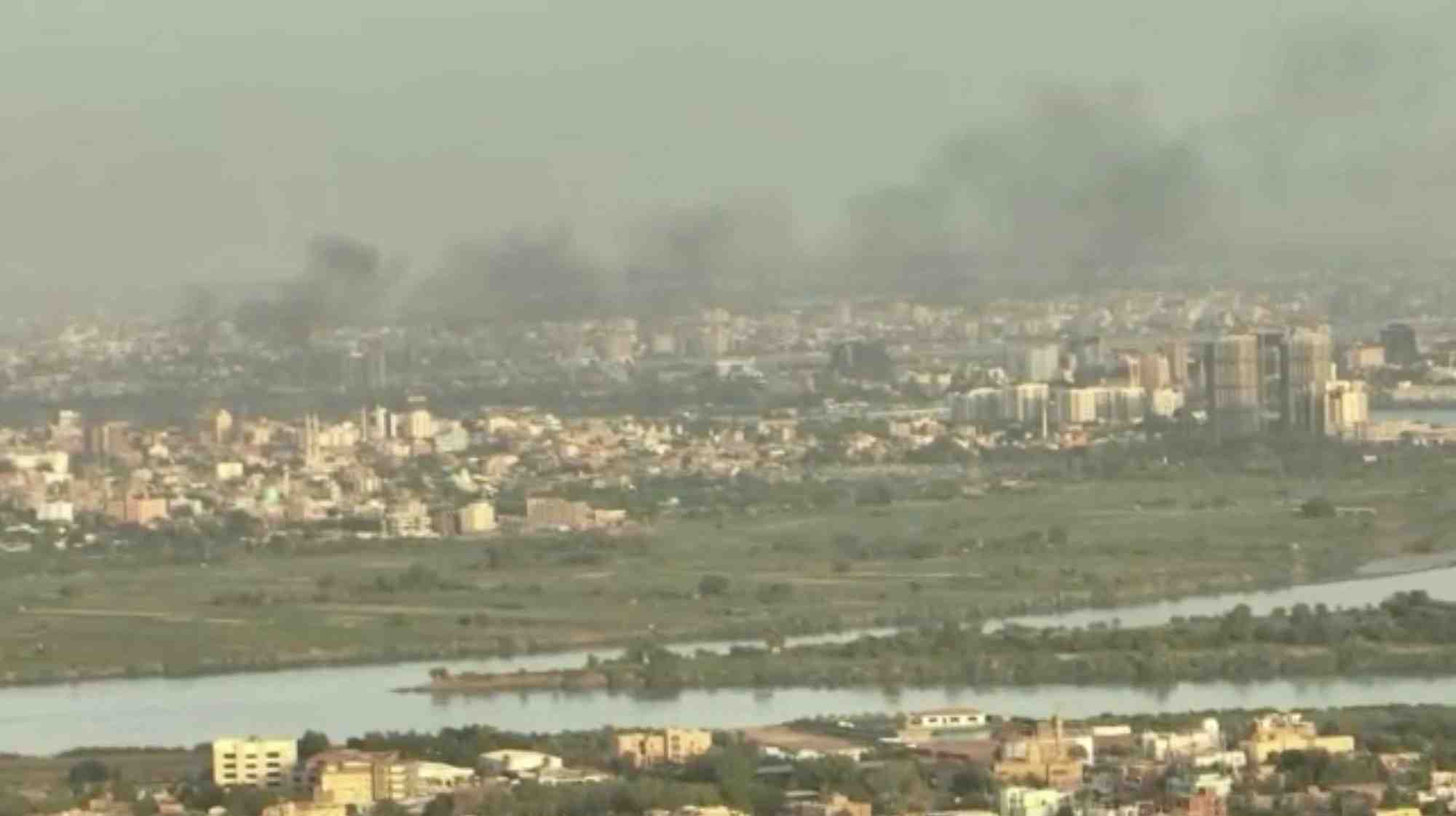 De la fumee s'eleve au-dessus des batiments dans le nord de khartoum, au soudan