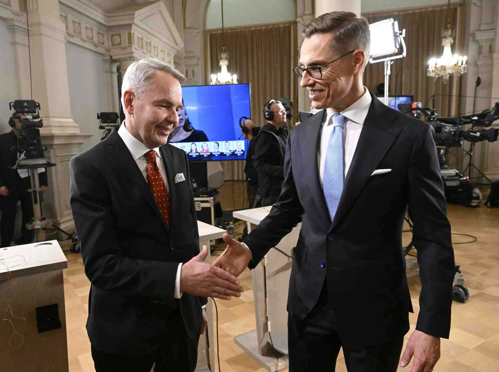 Les candidats a la presidentielle pekka haavisto et alexander stubb, a l'hotel de ville d'helsinki, en finlande