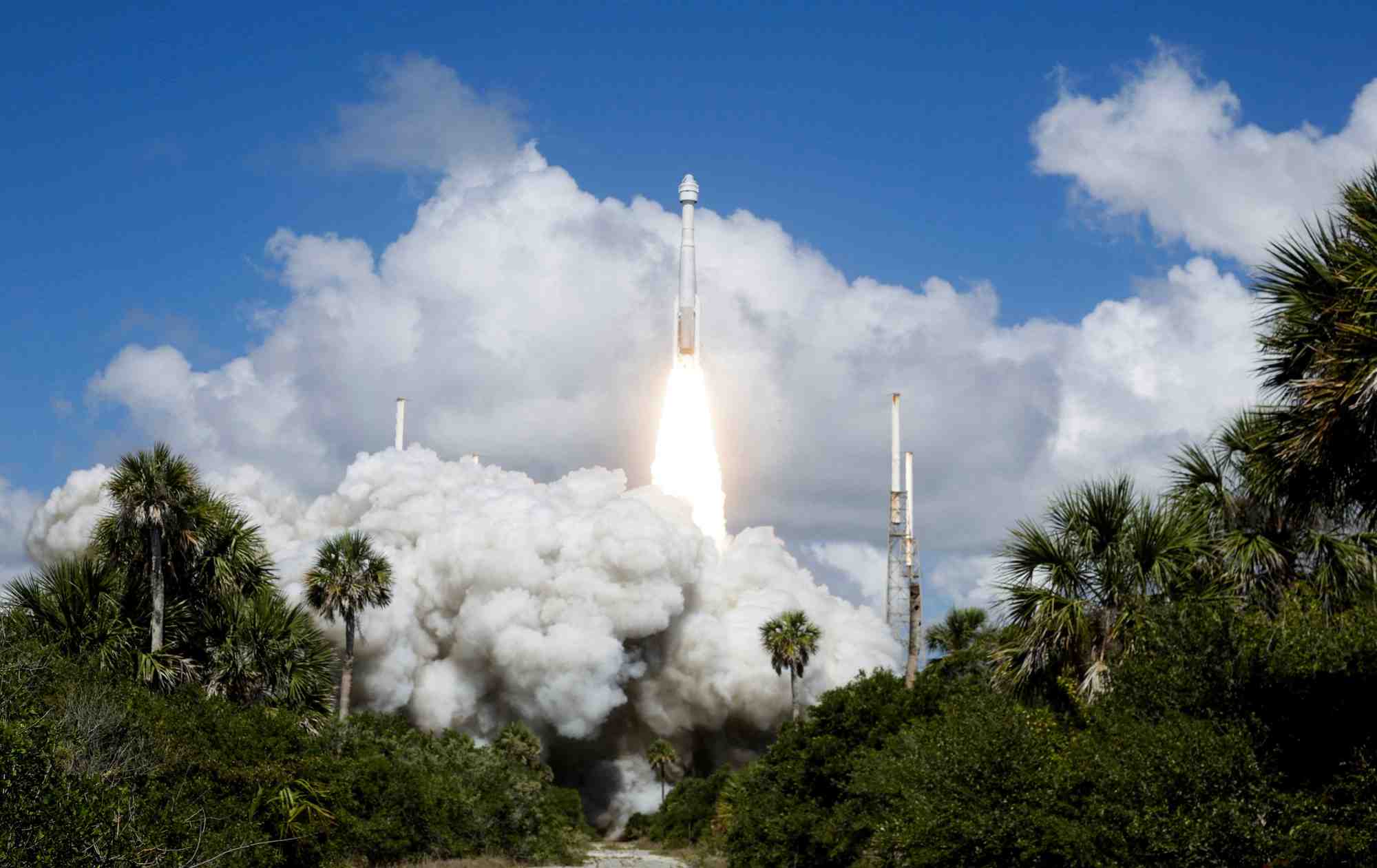 Lancement d'une fusee atlas v de united launch alliance transportant deux astronautes a bord du starliner-1 crew flight test (cft) de boeing sur le vaisseau spatial starliner de boeing, a cap canaveral