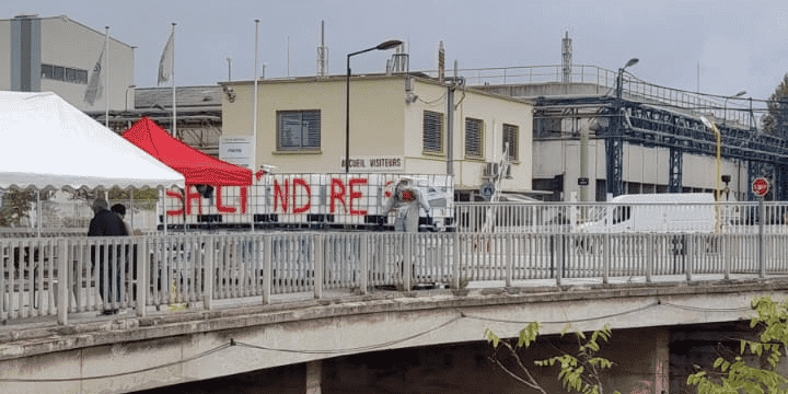 A proximité de l'usine chimique de Salindres (Gard), où les salariés se sont mis en grève illimitée depuis le 24 septembre 2024.