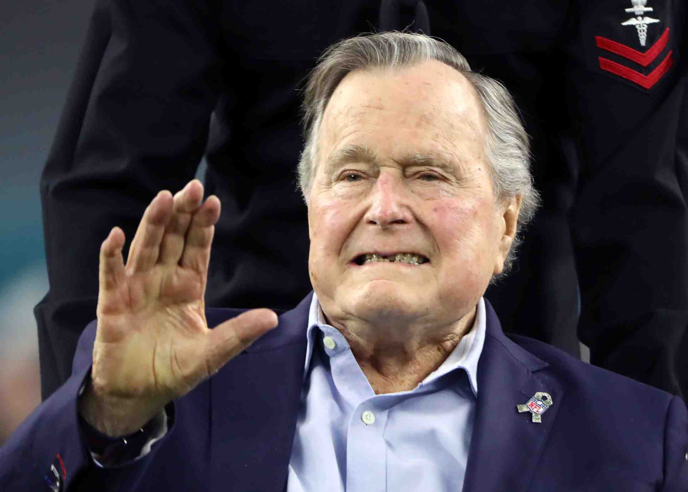 L'ex-president americain george h.w. bush hospitalise a houston