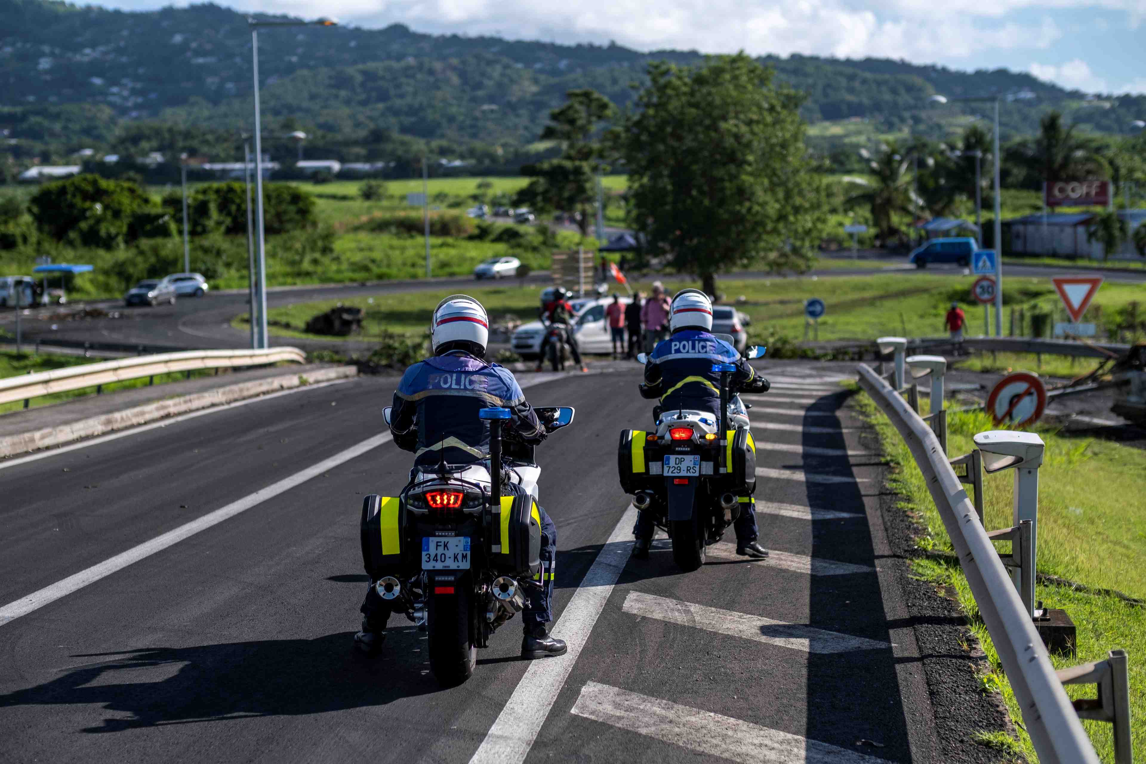 La france envoie des renforts policiers en martinique face aux violences