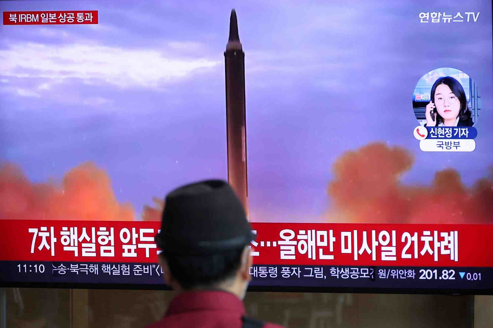 Un homme regarde un bulletin d'information sur le tir par la coree du nord d'un missile balistique au-dessus du japon