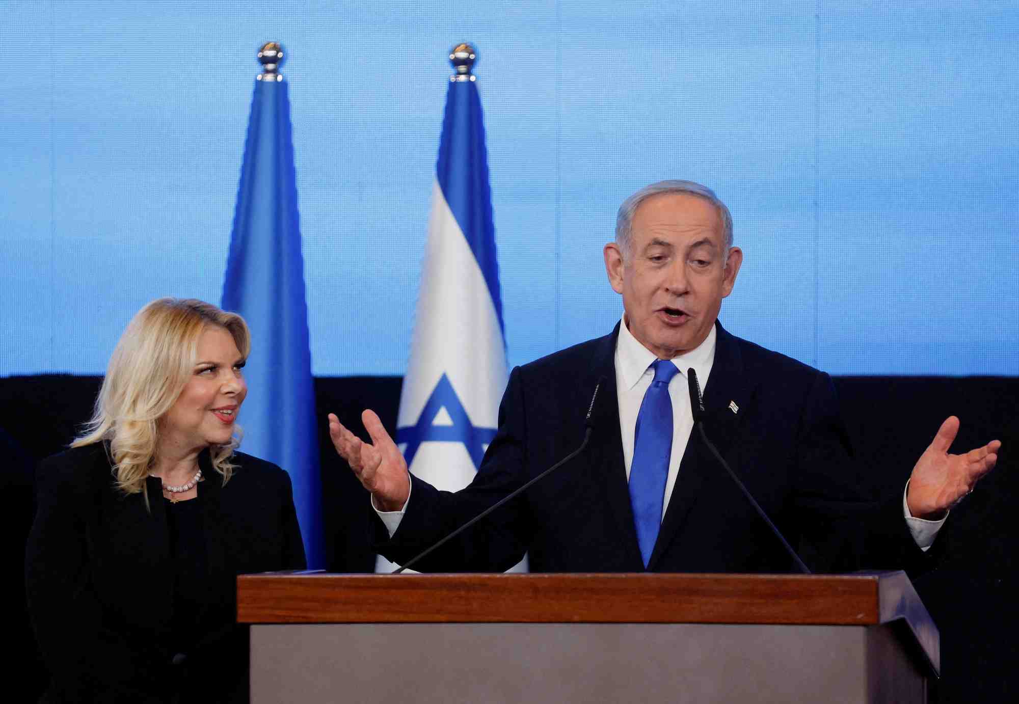 Benjamin netanyahu, accompagne de sa femme sara, s'adresse au siege de son parti a jerusalem lors des elections legislatives