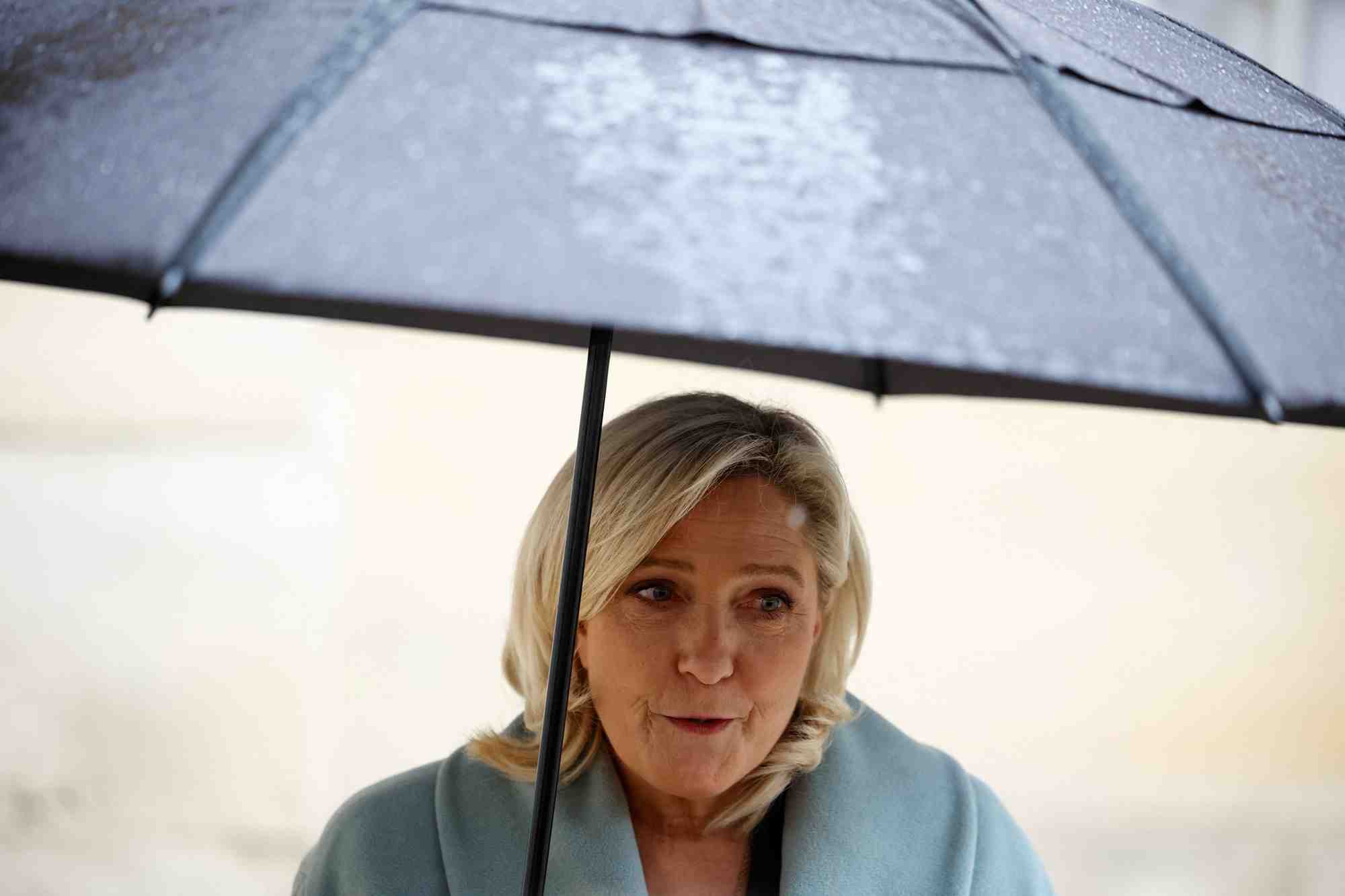 Marine le pen parle aux journalistes apres une reunion avec elisabeth borne a l'hotel matignon