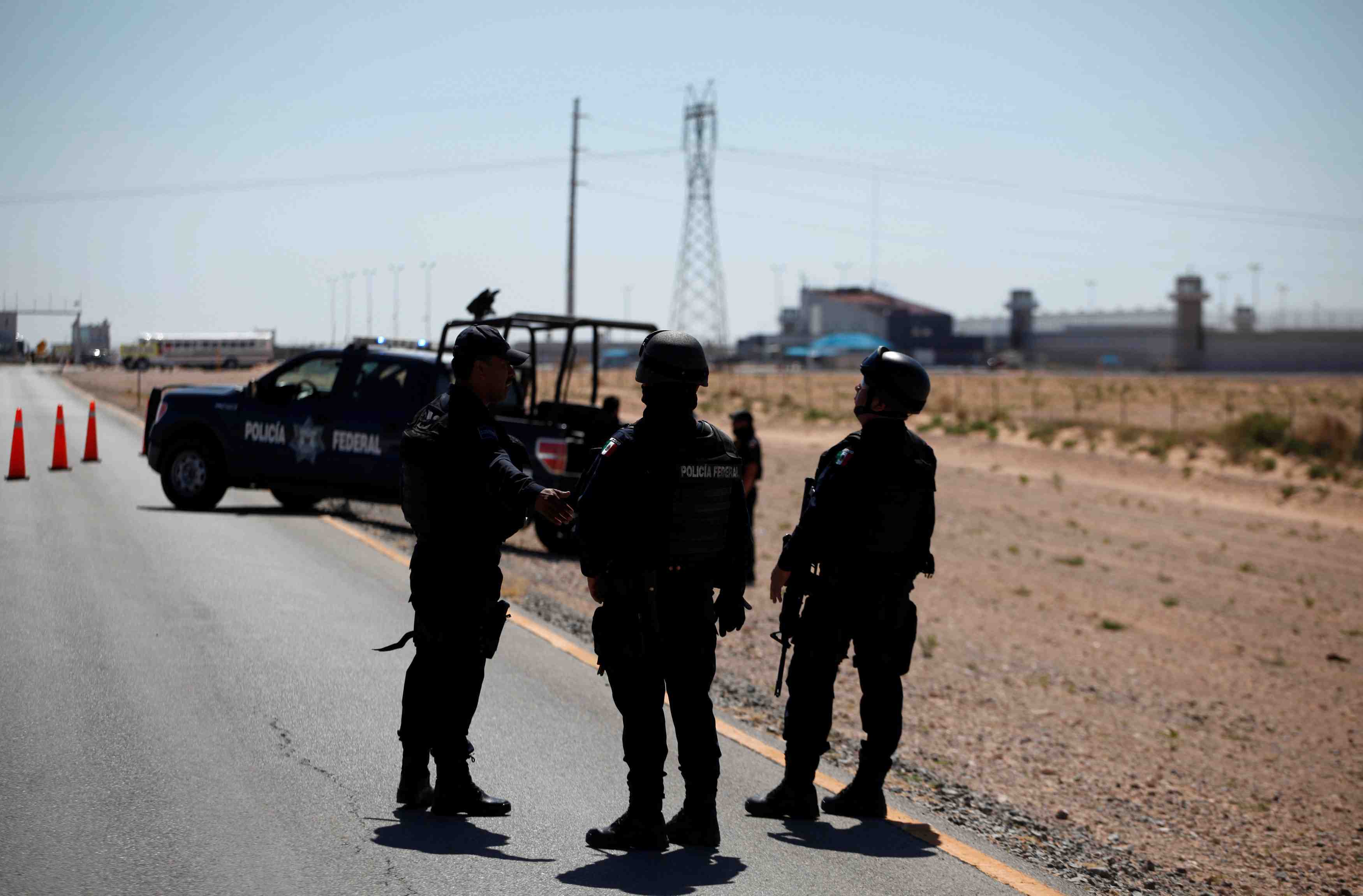 Le narcotrafiquant mexicain el chapo transfere dans une prison a la frontiere avec les etats-unis