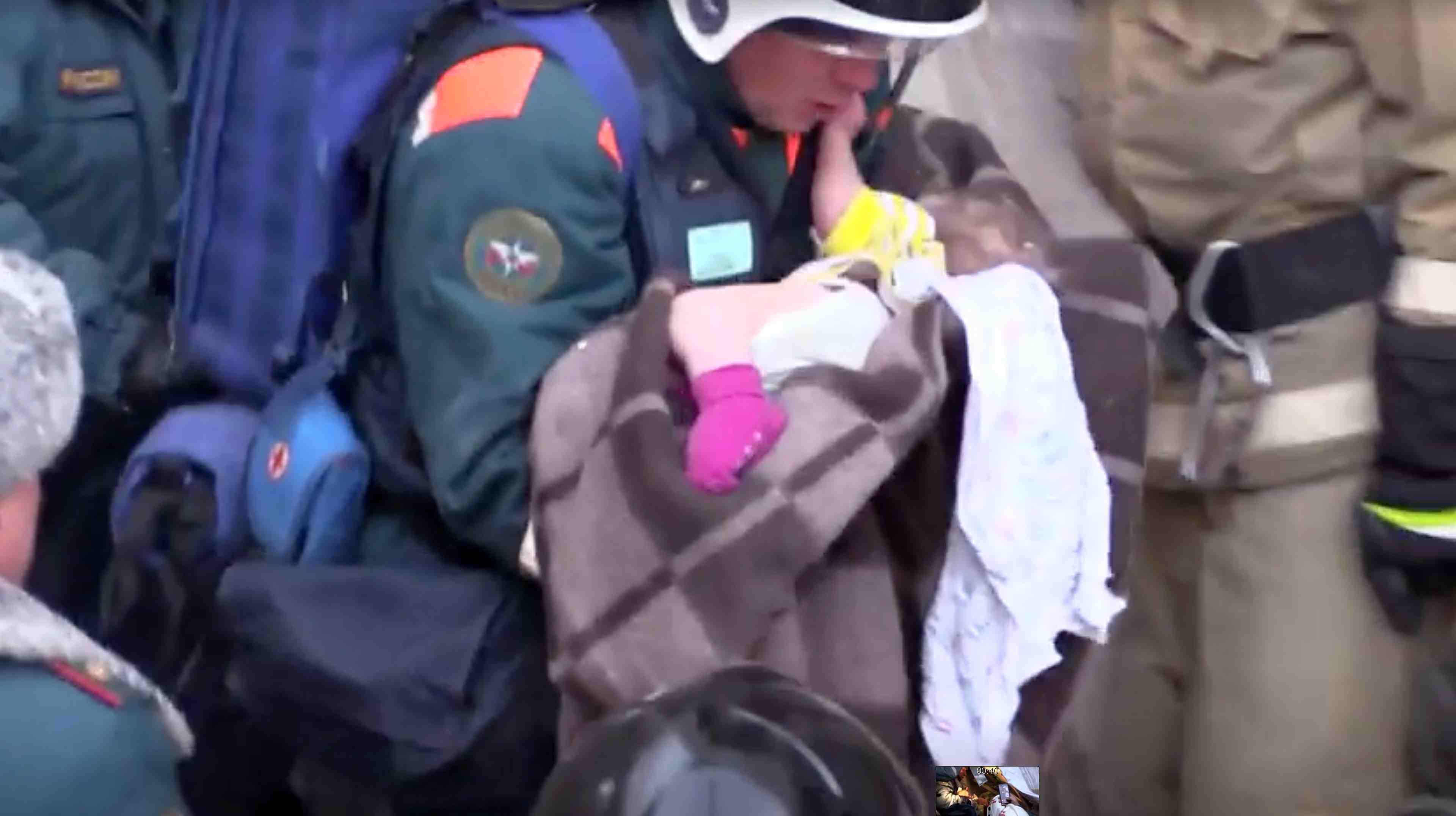 Russie: un bebe retrouve en vie dans les decombres a magnitogorsk