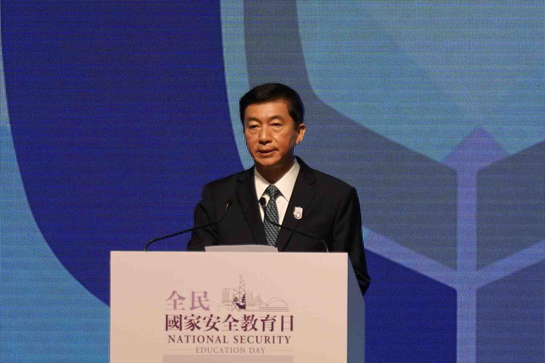 Un representant de pekin a hong kong avertit les puissances etrangeres de ne pas interferer