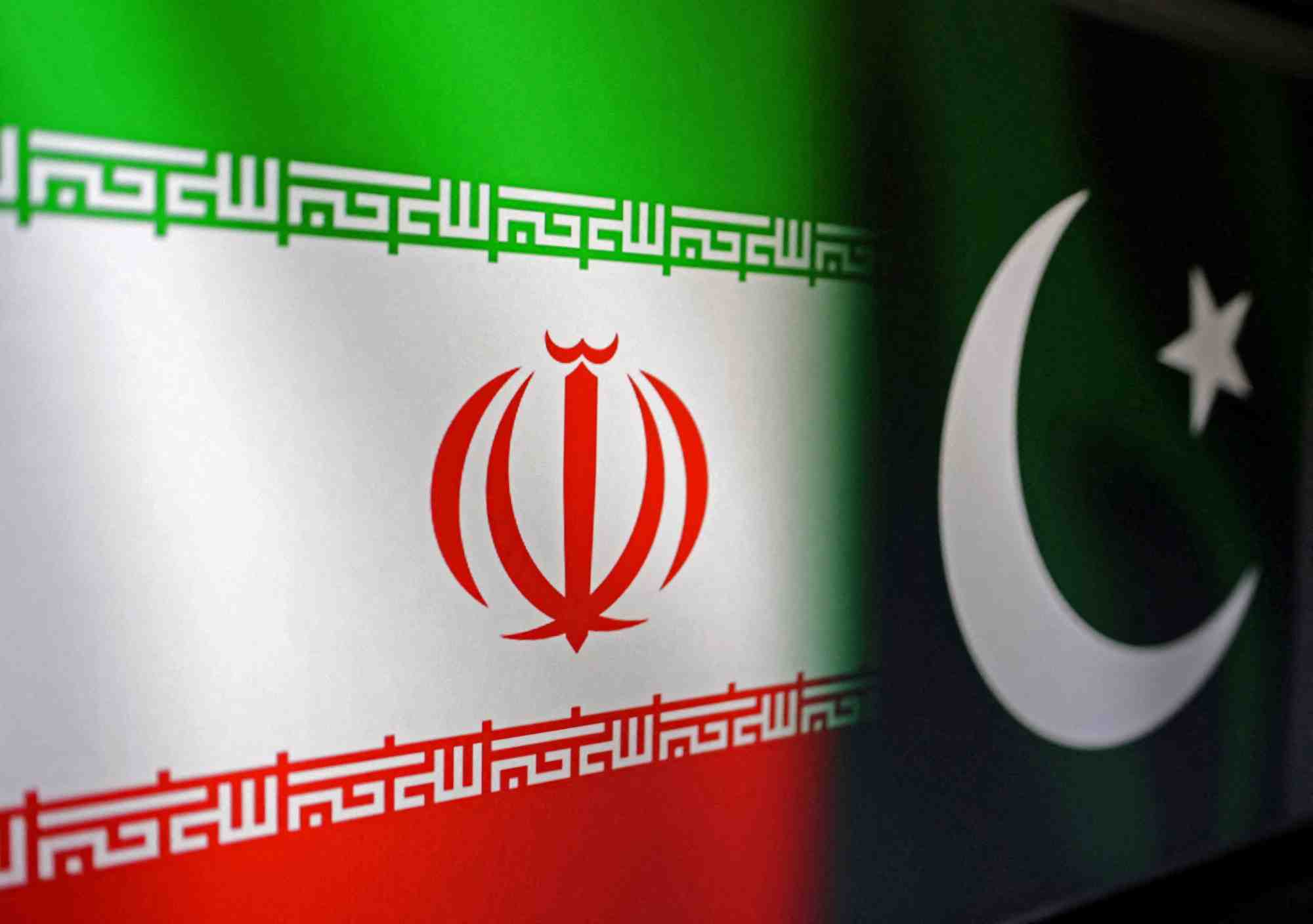 Les drapeaux iraniens et pakistanais