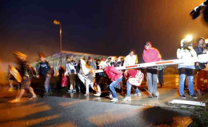 Des milliers de refugies quittent la hongrie pour l'autriche