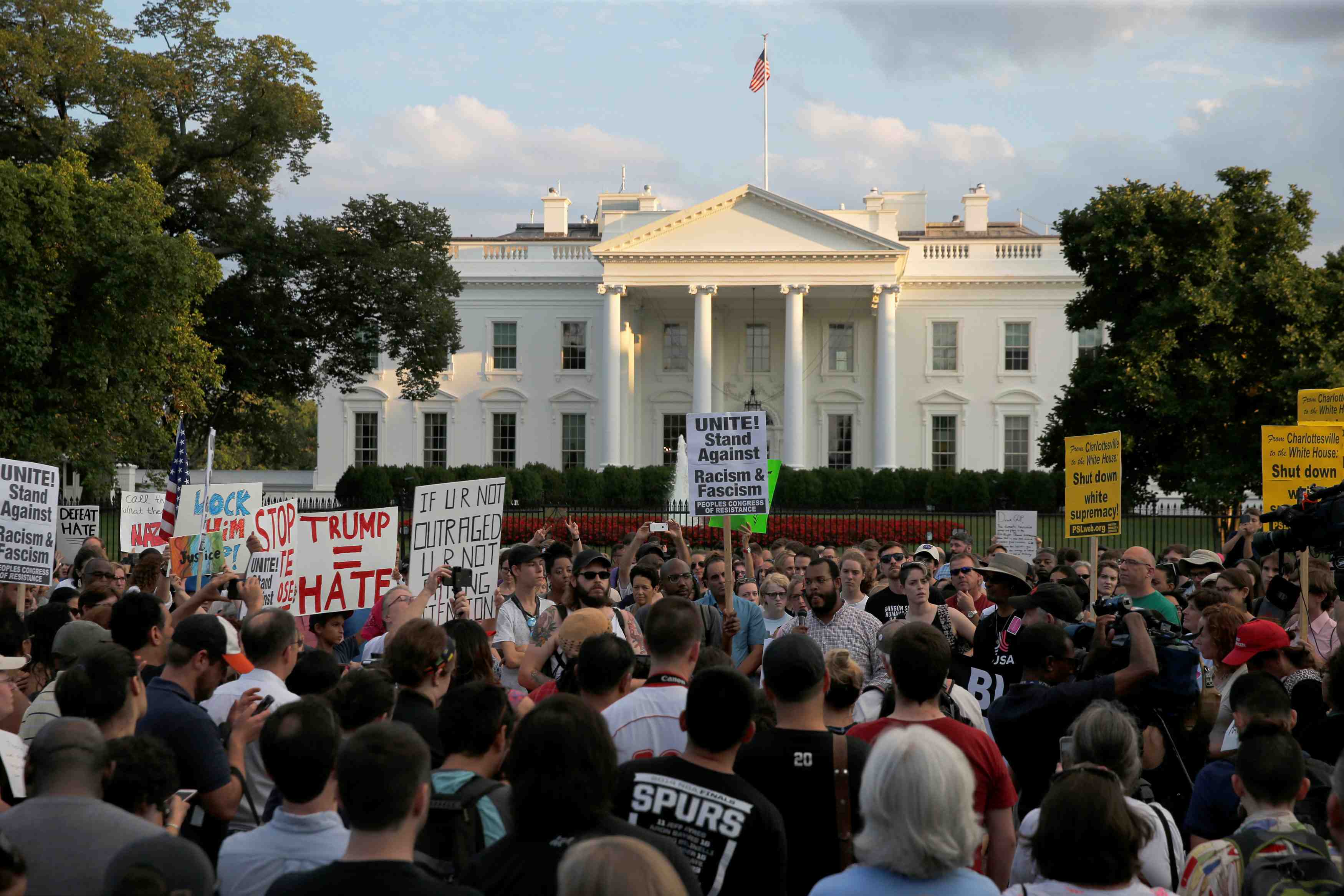 Charlottesville: la maison blanche assure que trump condamne les neonazis