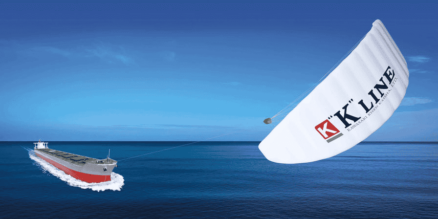 L'aile est positionnée à l'avant du bateau et permet de le tracter pour économiser du carburant.
