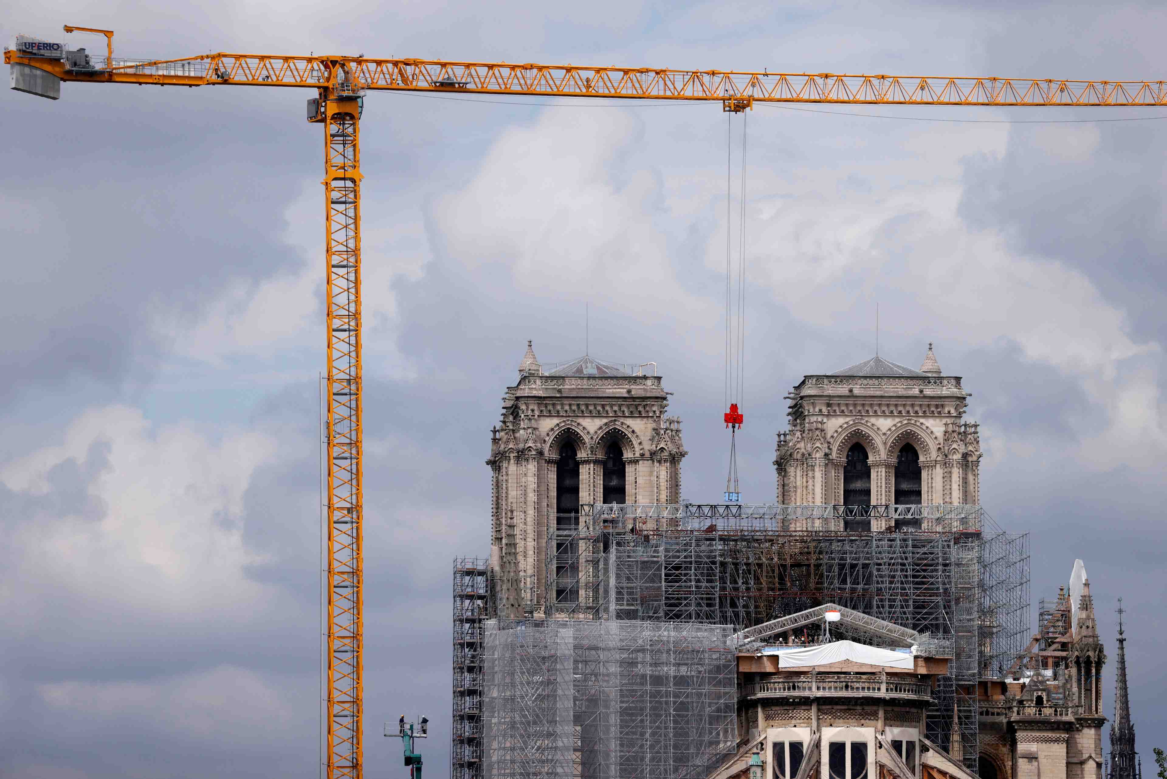 Debut du decoupage de l'echafaudage calcine de notre-dame, etape decisive