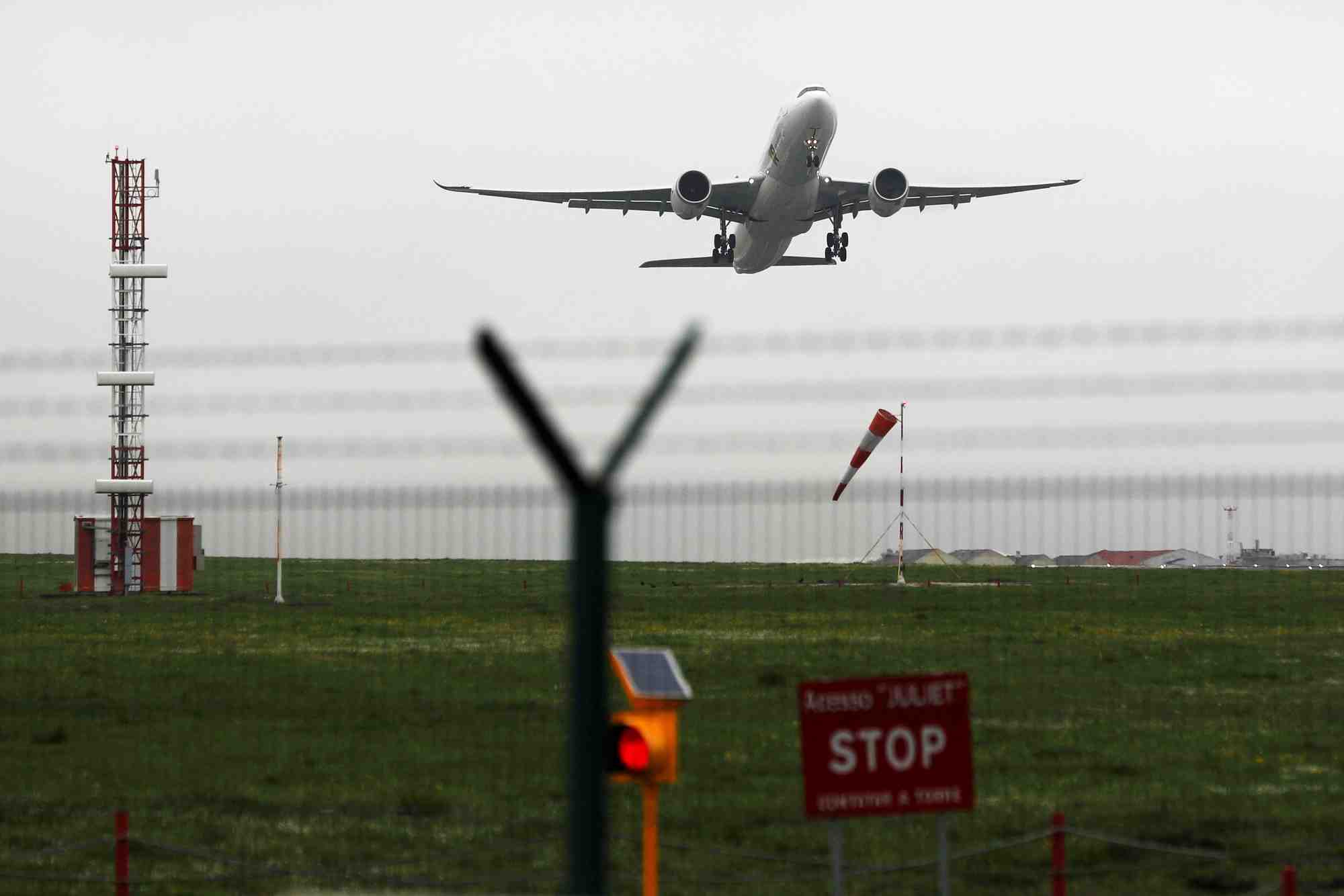 La reprise du trafic aerien menacee par les variants, declare l'iata