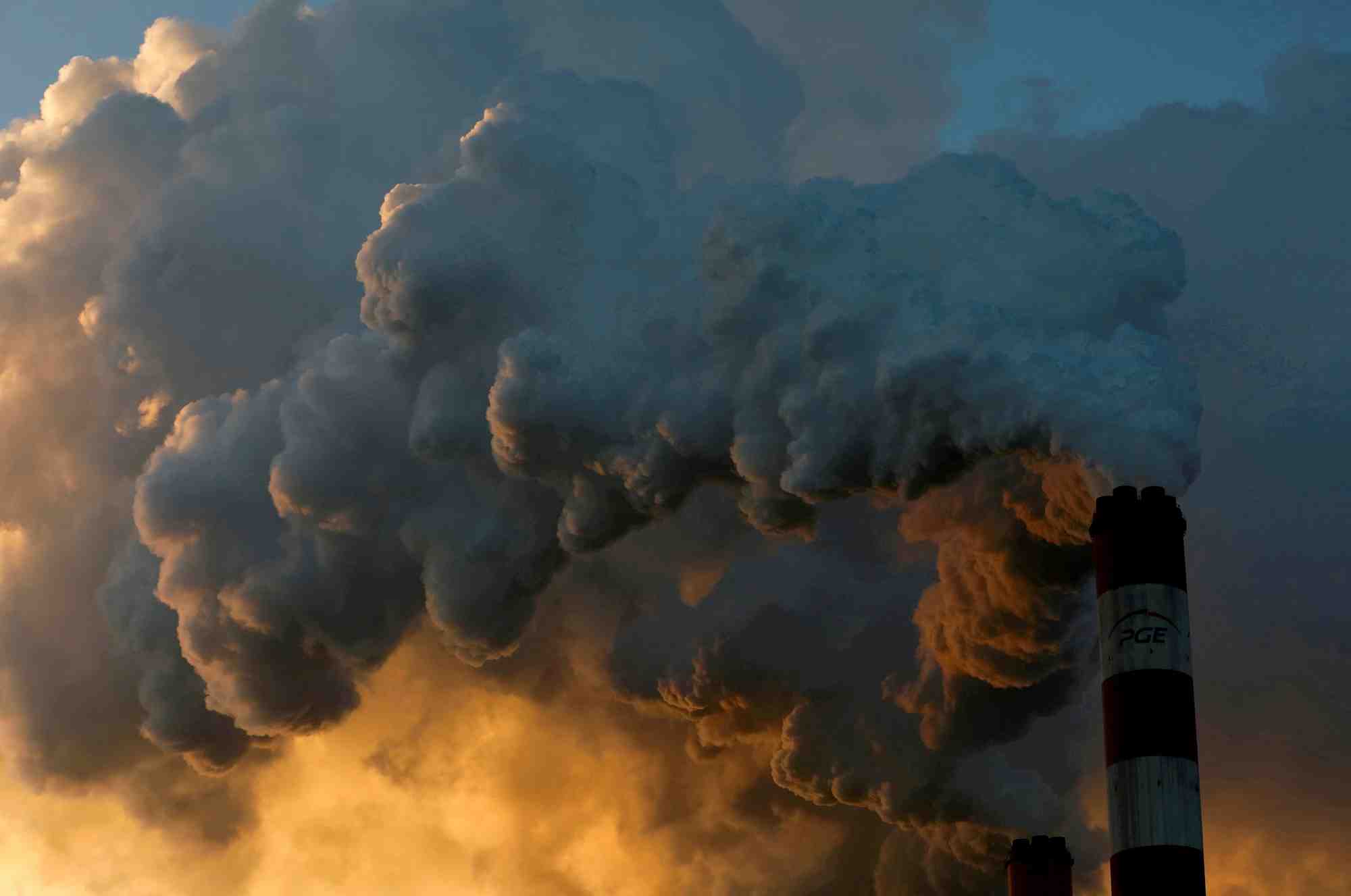 De la fumee et de la vapeur s'echappent de la centrale thermique de belchatow