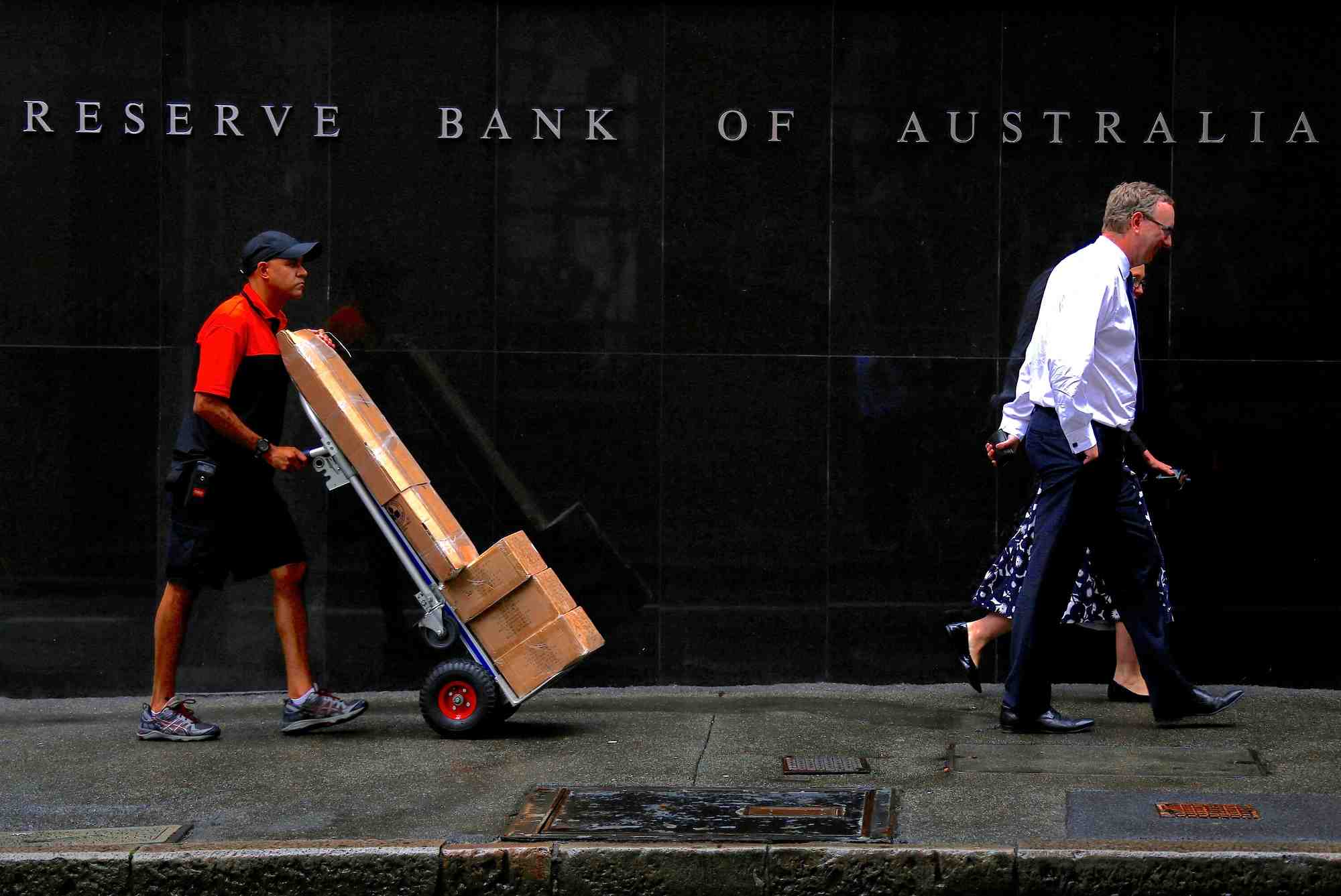 Un ouvrier devant le siege de la reserve bank of australia (rba) dans le centre de sydney