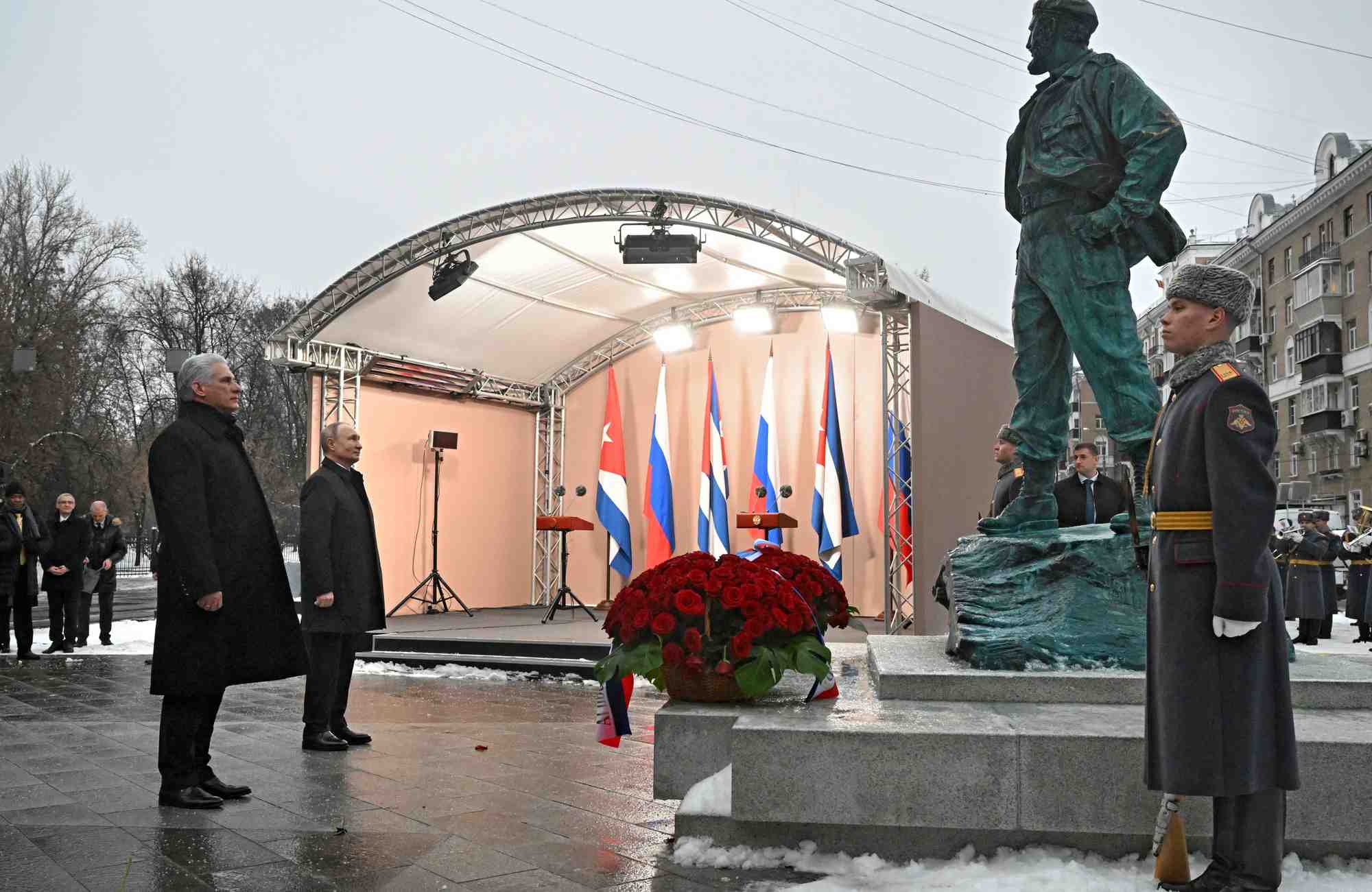 Le president russe vladimir poutine et son homologue cubain miguel diaz-canel assistent a une ceremonie d'inauguration d'une statue de fidel castro a moscou