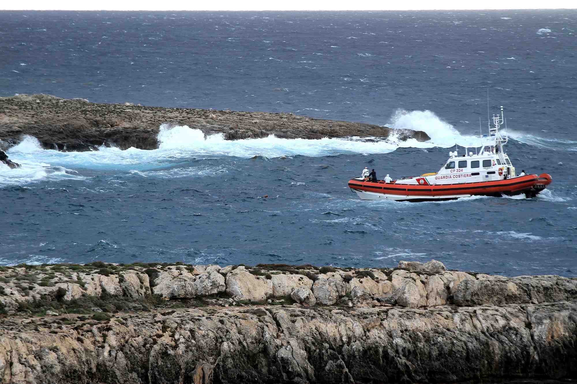 Un garde cotier au large de lampedusa