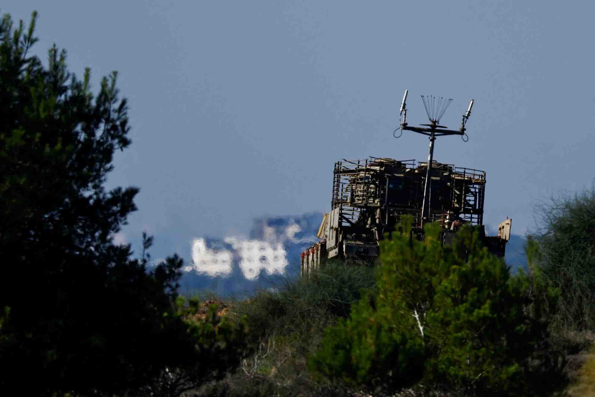Un vehicule militaire israelien a la frontiere entre israel et gaza