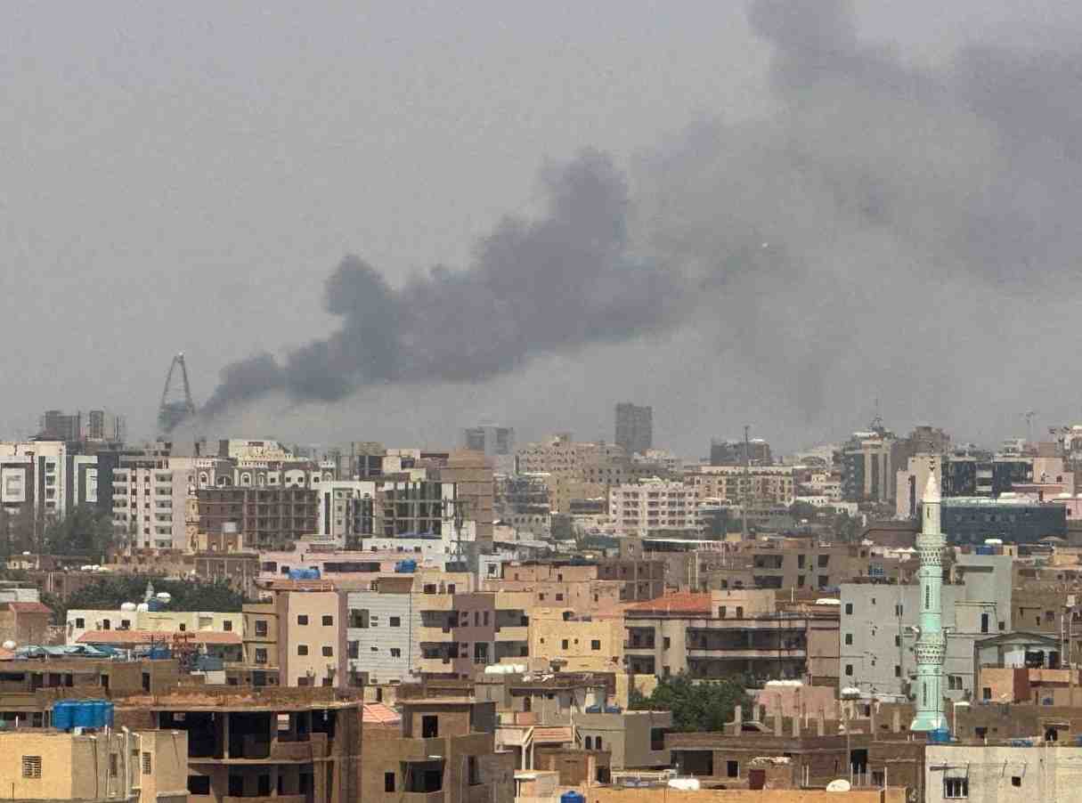 De la fumee s'eleve lors d'affrontements entre les forces paramilitaires de soutien rapide et l'armee a khartoum