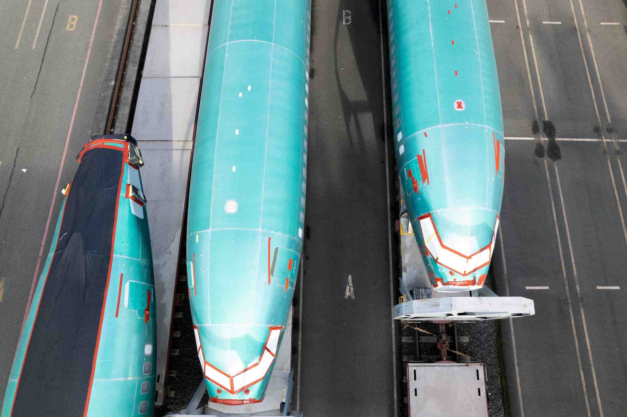 Des fuselages de boeing 737 max sur des wagons dans une gare de triage a seattle