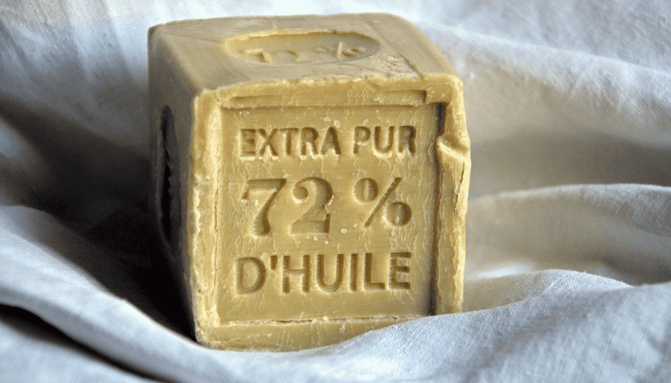 Fabriqué en respectant le recette ancestrale, le savon de Marseille rencontre un grand succès en Asie.