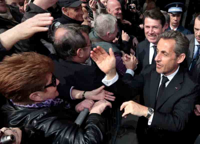 Nicolas Sarkozy s'offre un bain de foule sur fond d'affaires