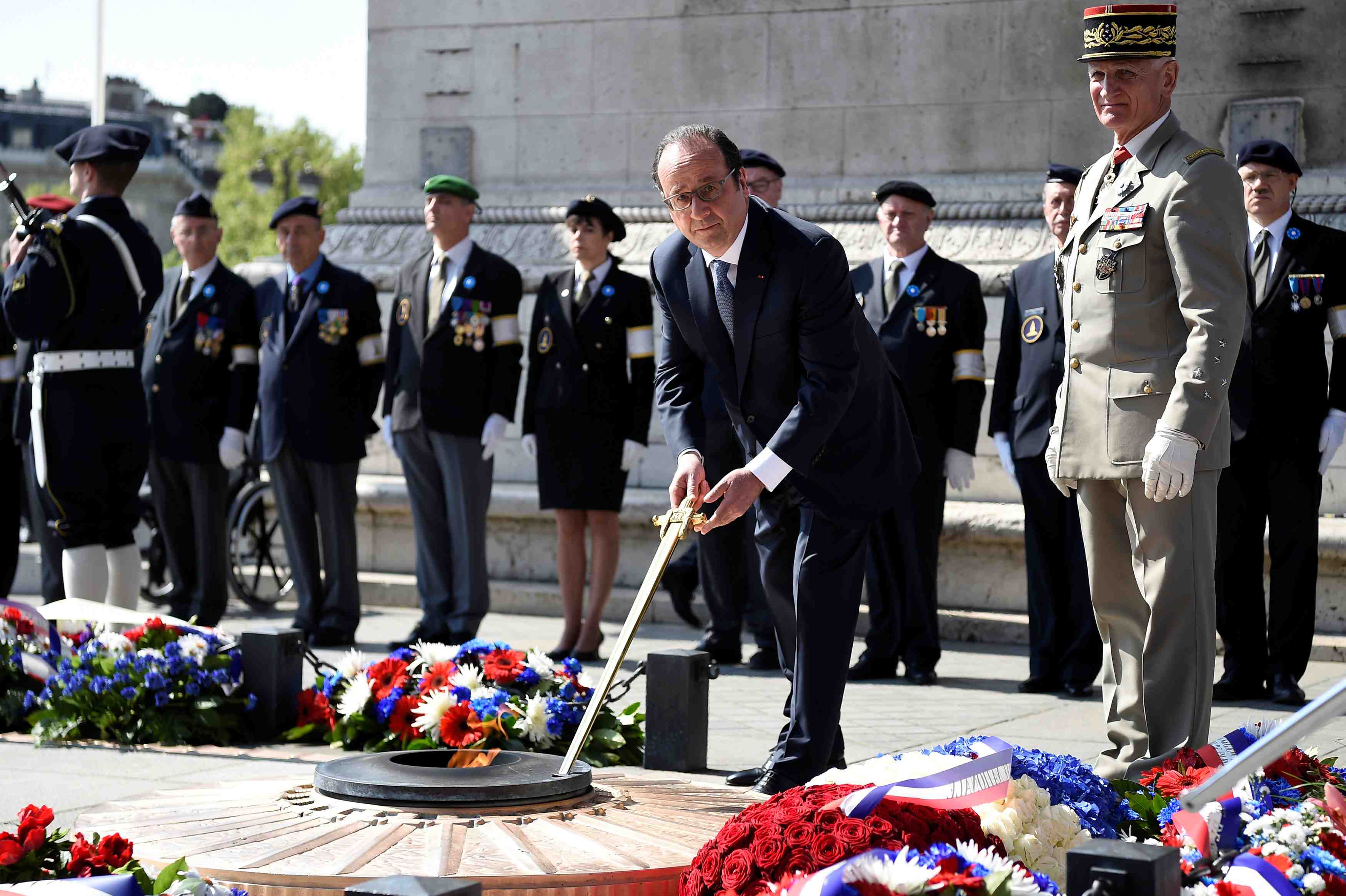 Francois hollande preside la derniere commemoration du 8 mai de son quinquennat