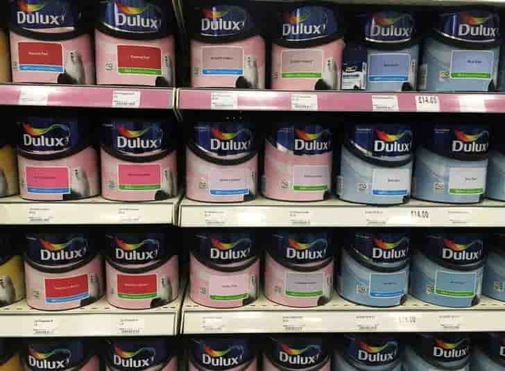 Akzo nobel soutient son president, etudie l'offre de ppg