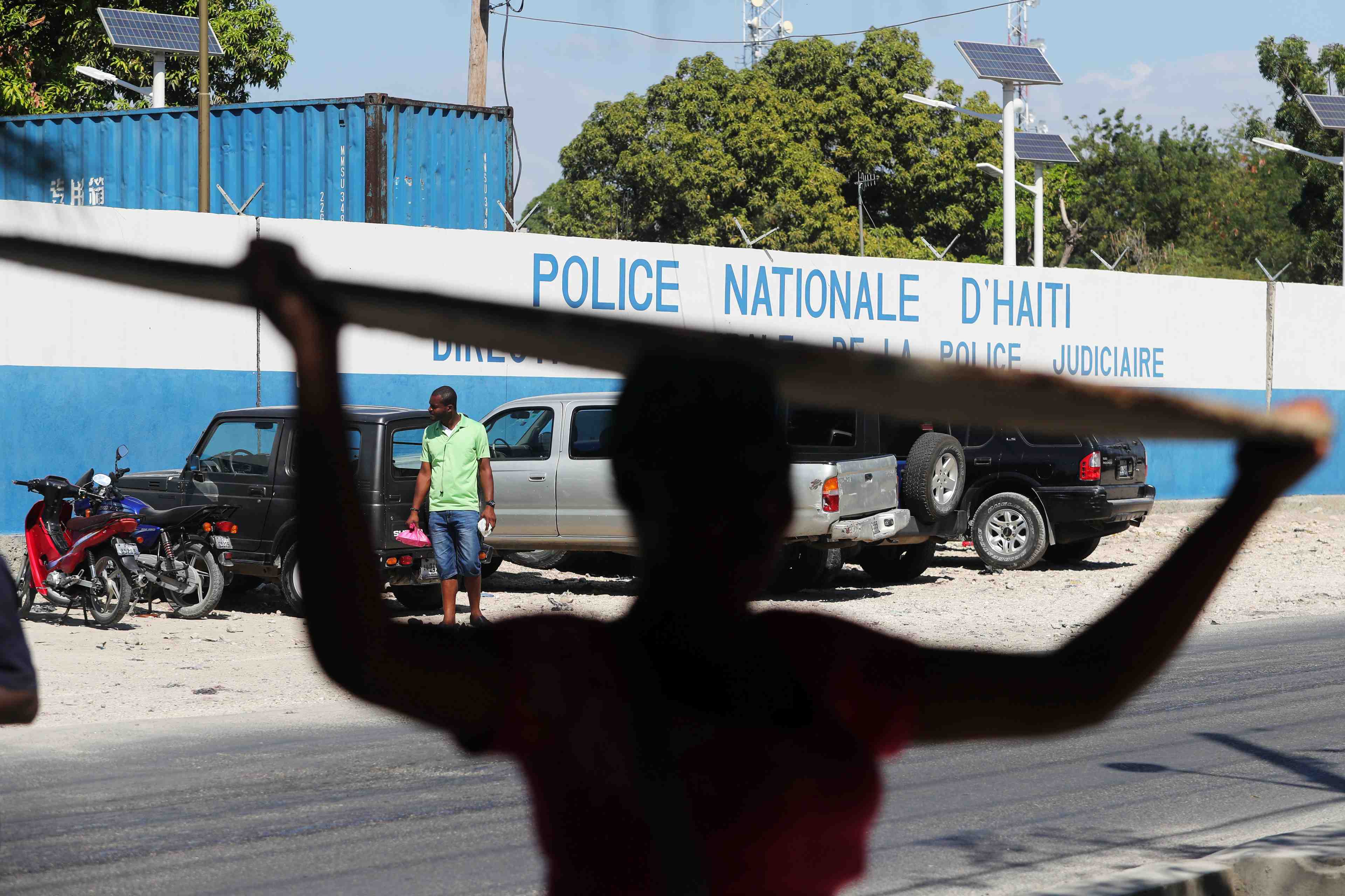 Un groupe d'etrangers armes arretes en haiti