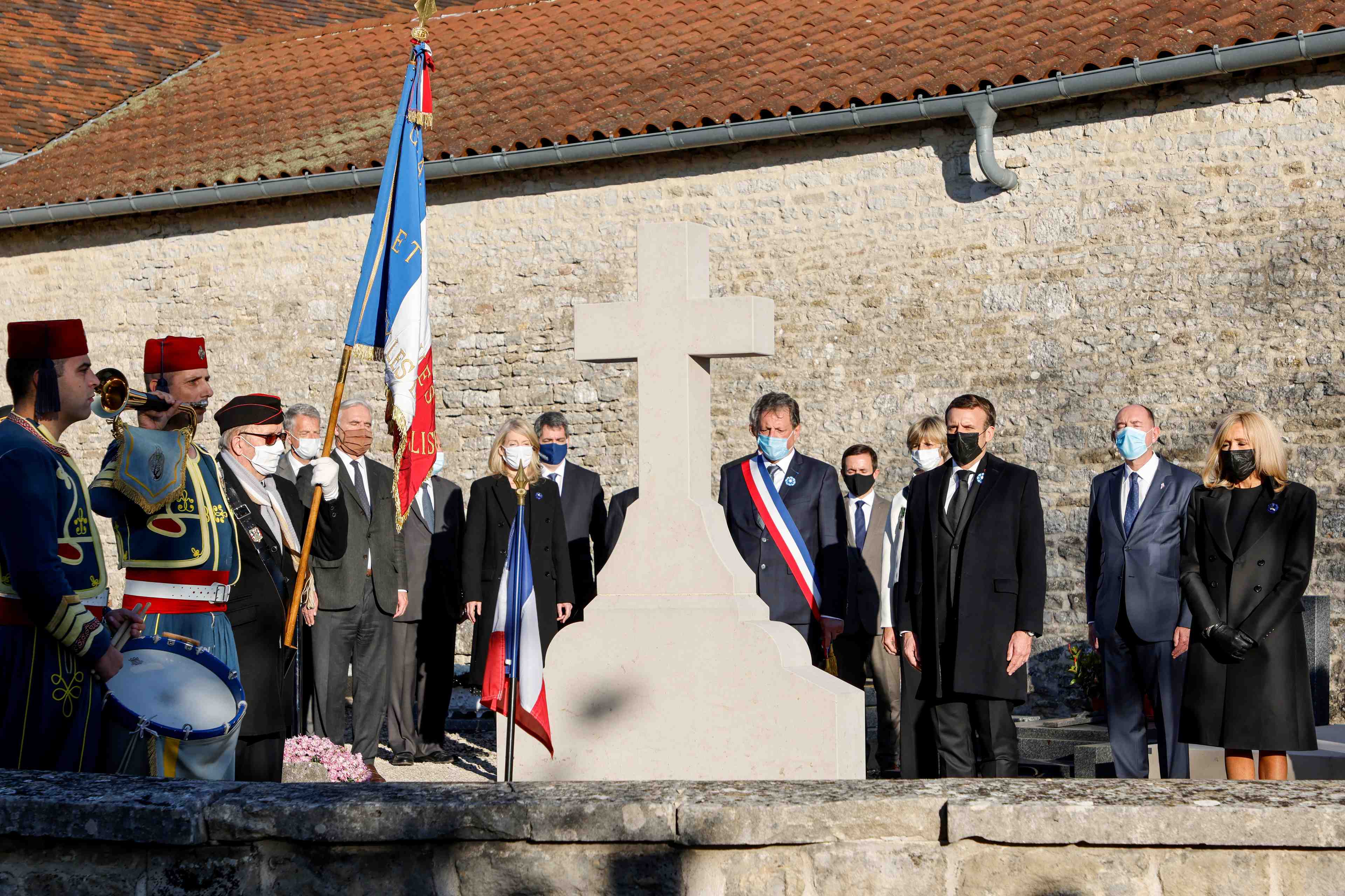 Hommage de macron a de gaulle, homme de "resilience" et de "volonte"