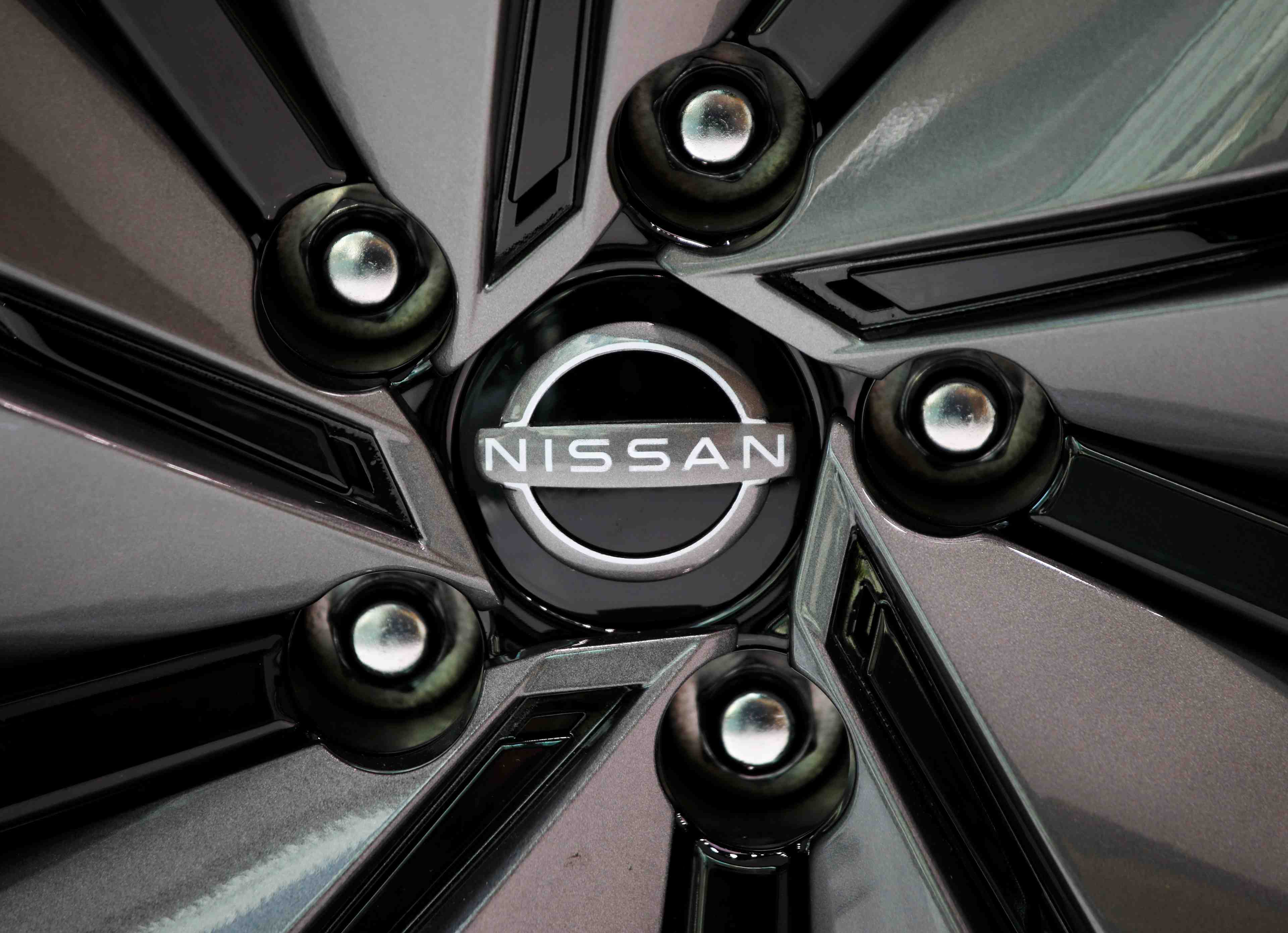 Nissan revoit a la baisse sa prevision de perte annuelle grace a sa restructuration