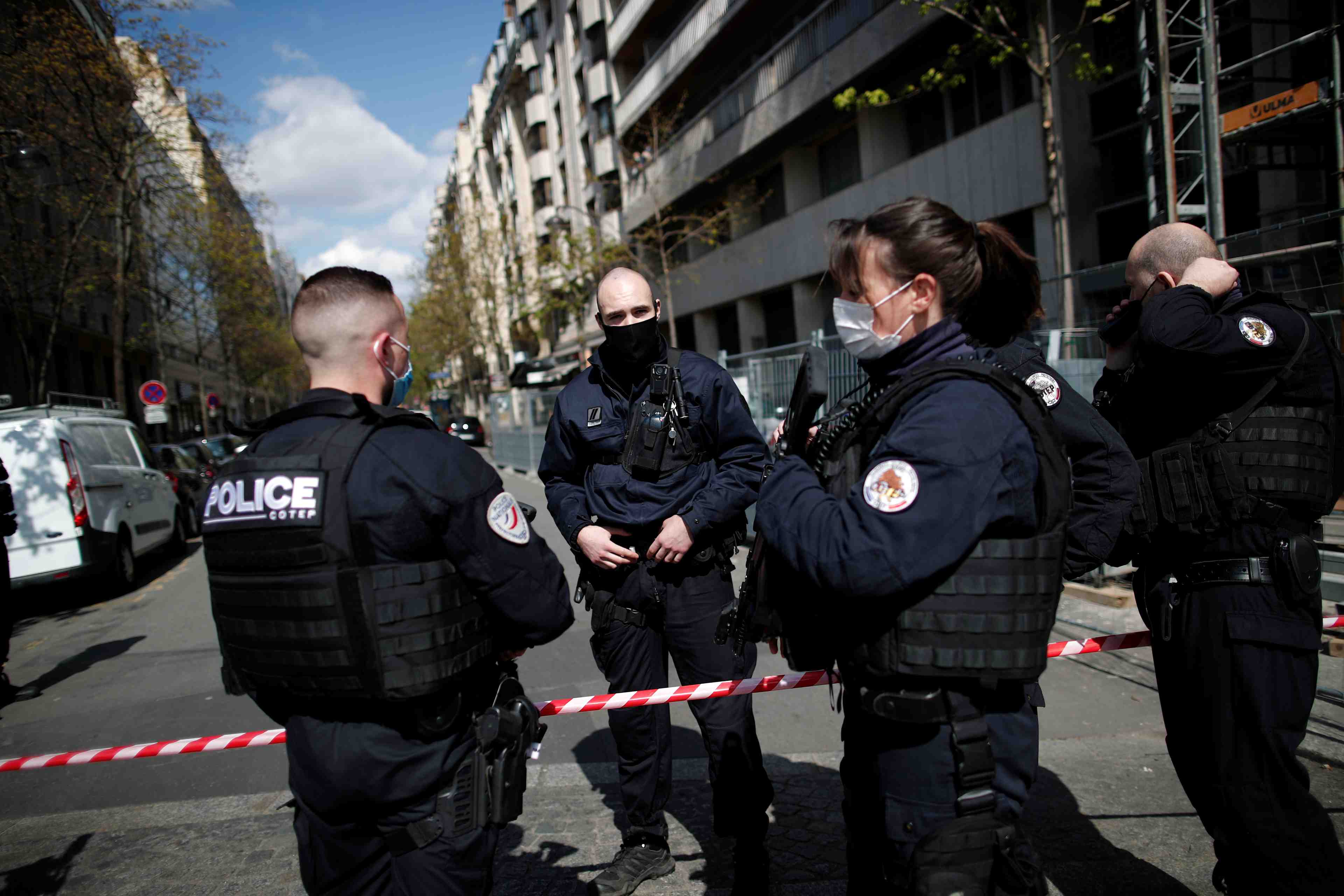 France: une personne tuee par balles devant un hopital a paris, selon un source policiere