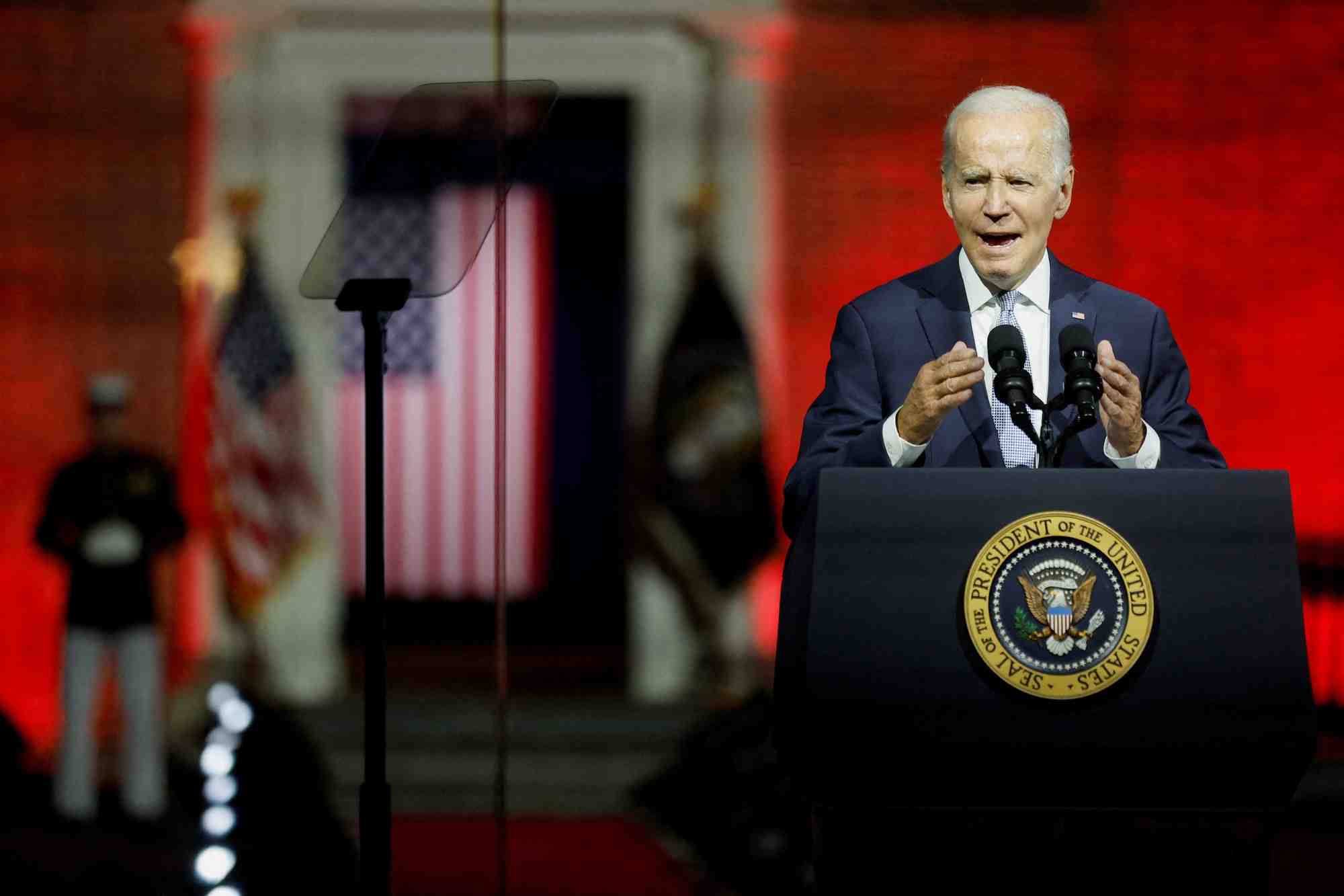 Etats-unis: biden denonce les republicains extremistes comme une menace pour la democratie