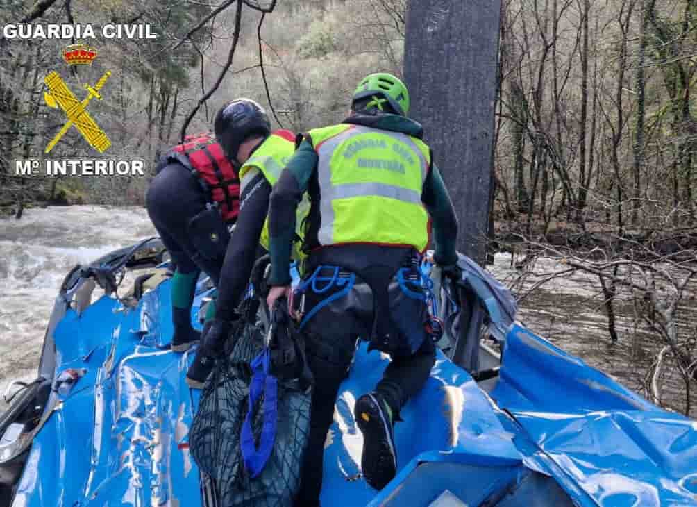 Des membres de la garde civile espagnole travaillent sur les lieux d'un accident, dans le nord-ouest de l'espagne