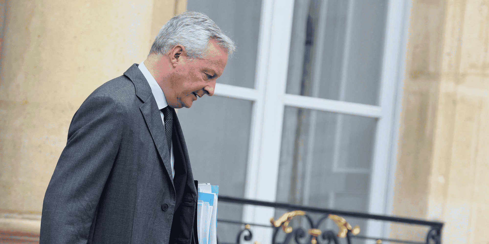 Le ministre de l'economie et des finances bruno le maire a la sortie d'un conseil des ministres
