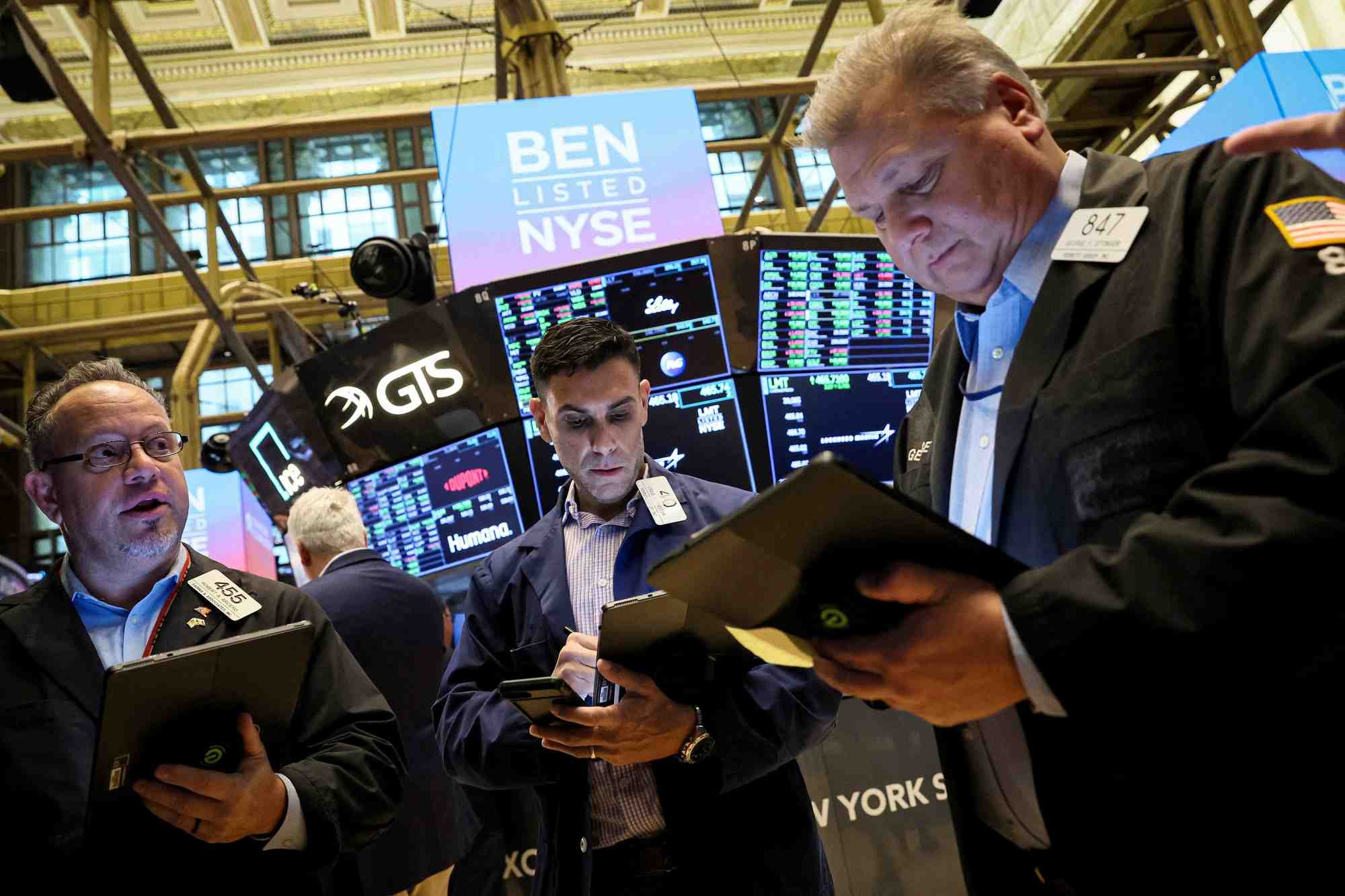 Des traders travaillent a la bourse de new york