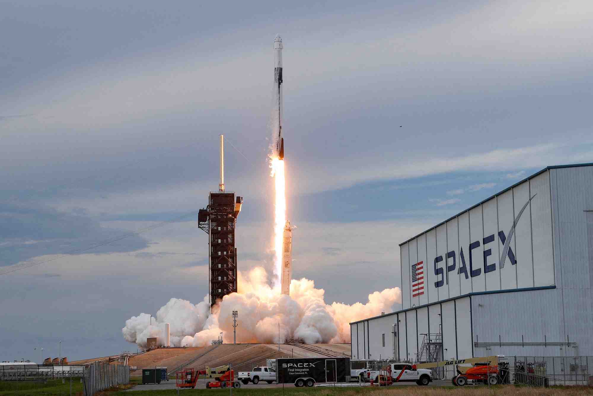 Un lancement de fusee spacex