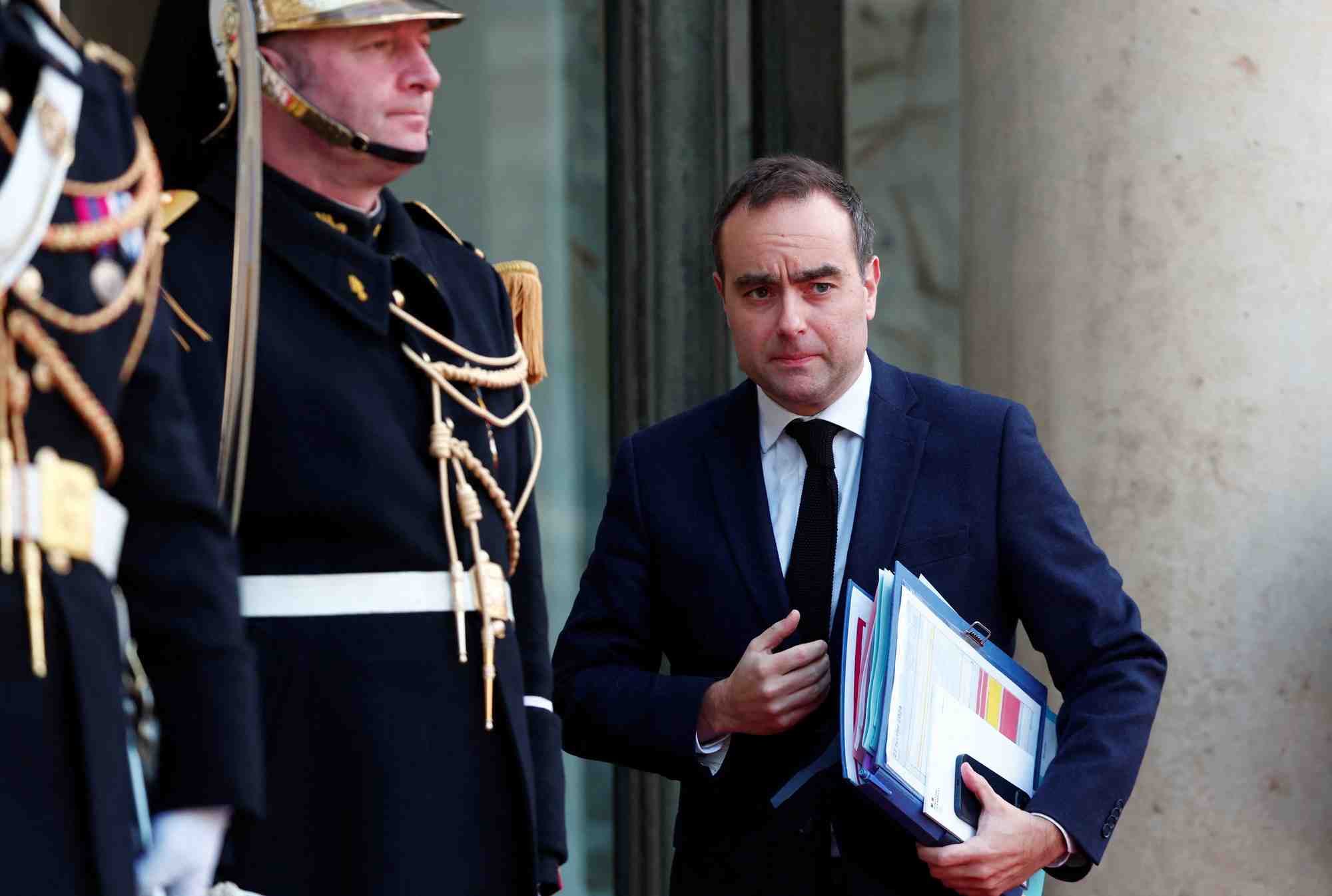 Sur la priorisation, le ministre ou le Délégué général pour l'armement Emmanuel Chiva pourront par « injonction donner l'instruction à l'entreprise de faire passer la commande militaire avant la commande civile et d'imposer également des stocks minimaux ».