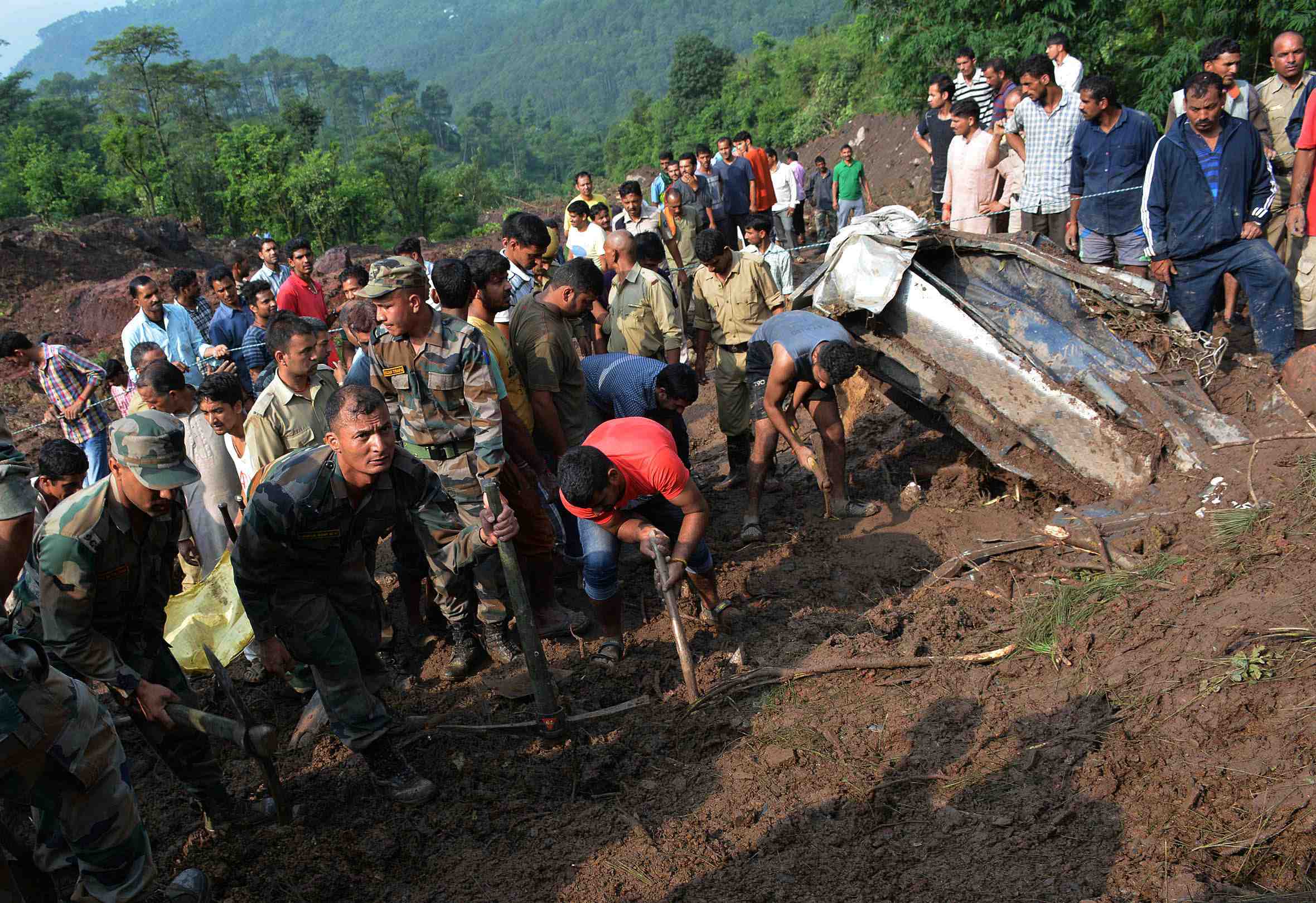 Une cinquantaine de morts dans un glissement de terrain en inde