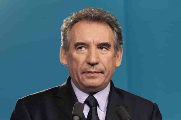 Bayrou forcé de lâcher son fief béarnais