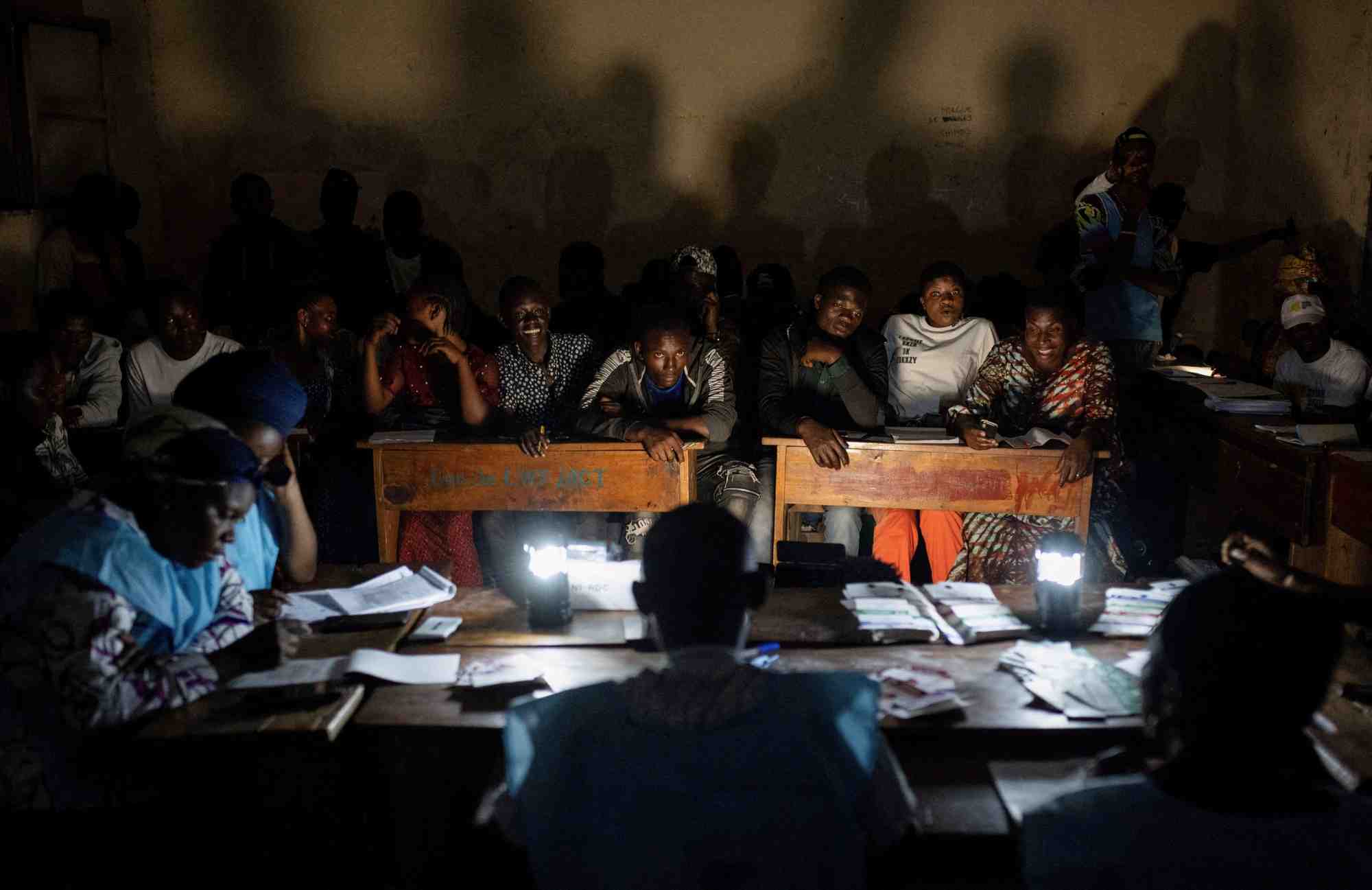 Des fonctionnaires de la ceni et des agents electoraux dans un centre de vote apres l'election presidentielle a goma