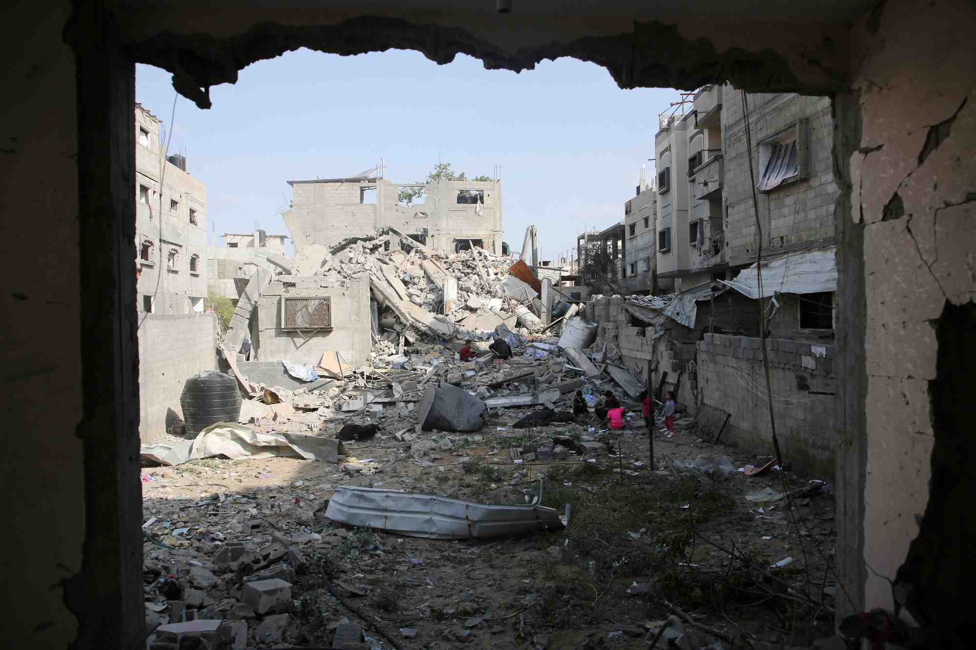 Des palestiniens inspectent le site d'une frappe israelienne a rafah