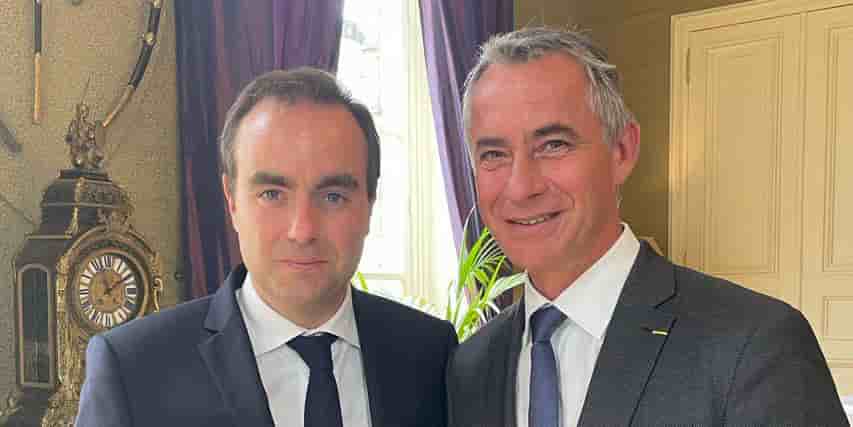 « Il n'y a aucun gras dans la trajectoire » financière de la loi de programmation militaire. (Jean-Michel Jacques, ici sur la photo avec le ministre des Armées, Sébastien Lecornu)