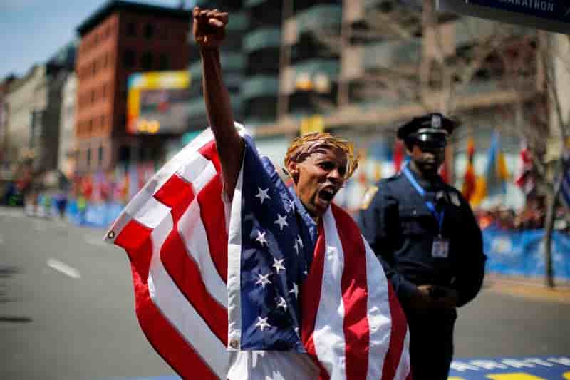 Un Américain gagne le marathon de Boston un an après les attentats