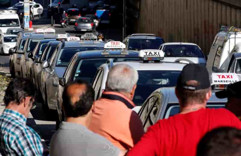 Le gouvernement pourrait racheter les licences de taxis