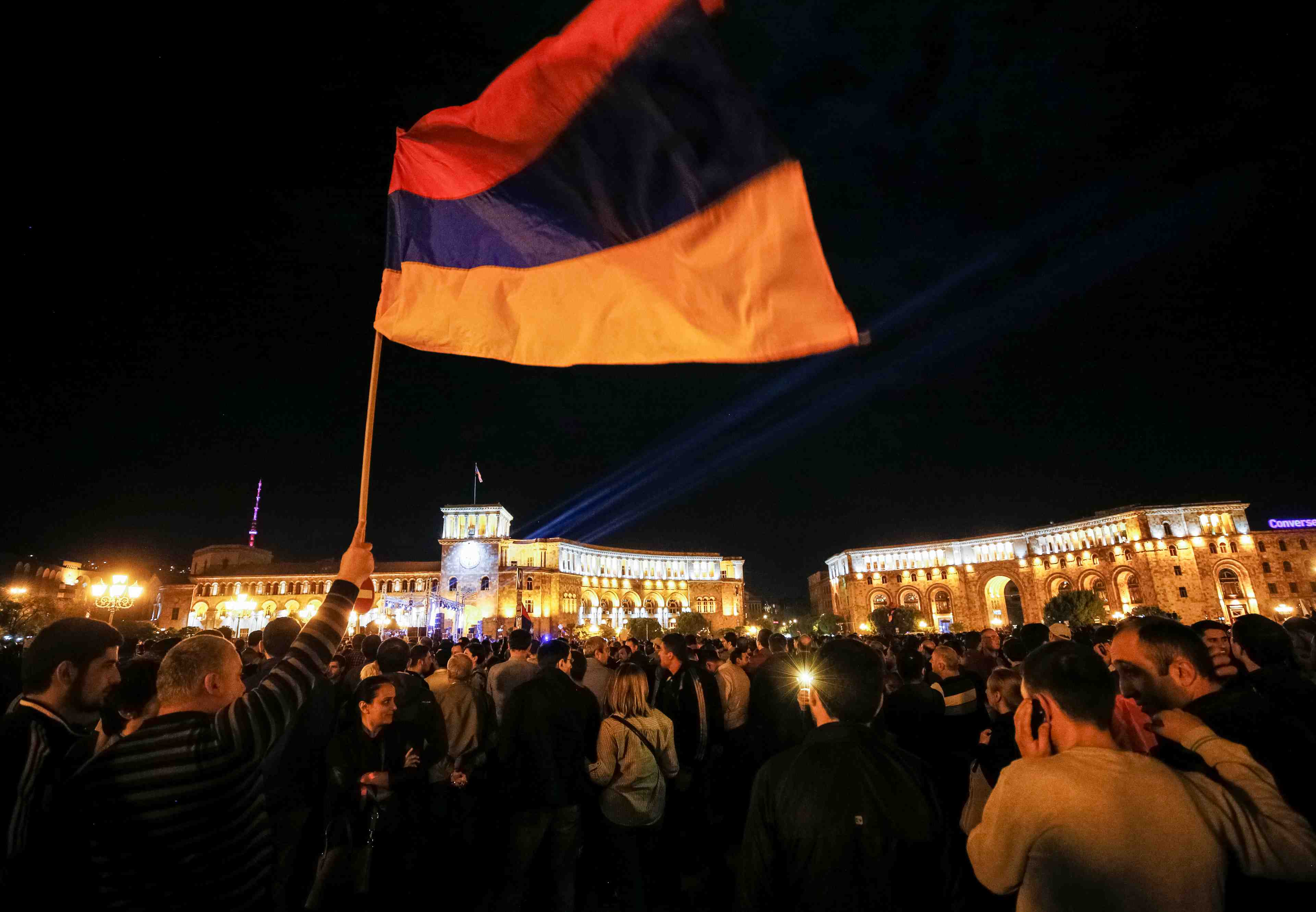 Nouvelles manifestations en armenie, le pm evoque un vote anticipe