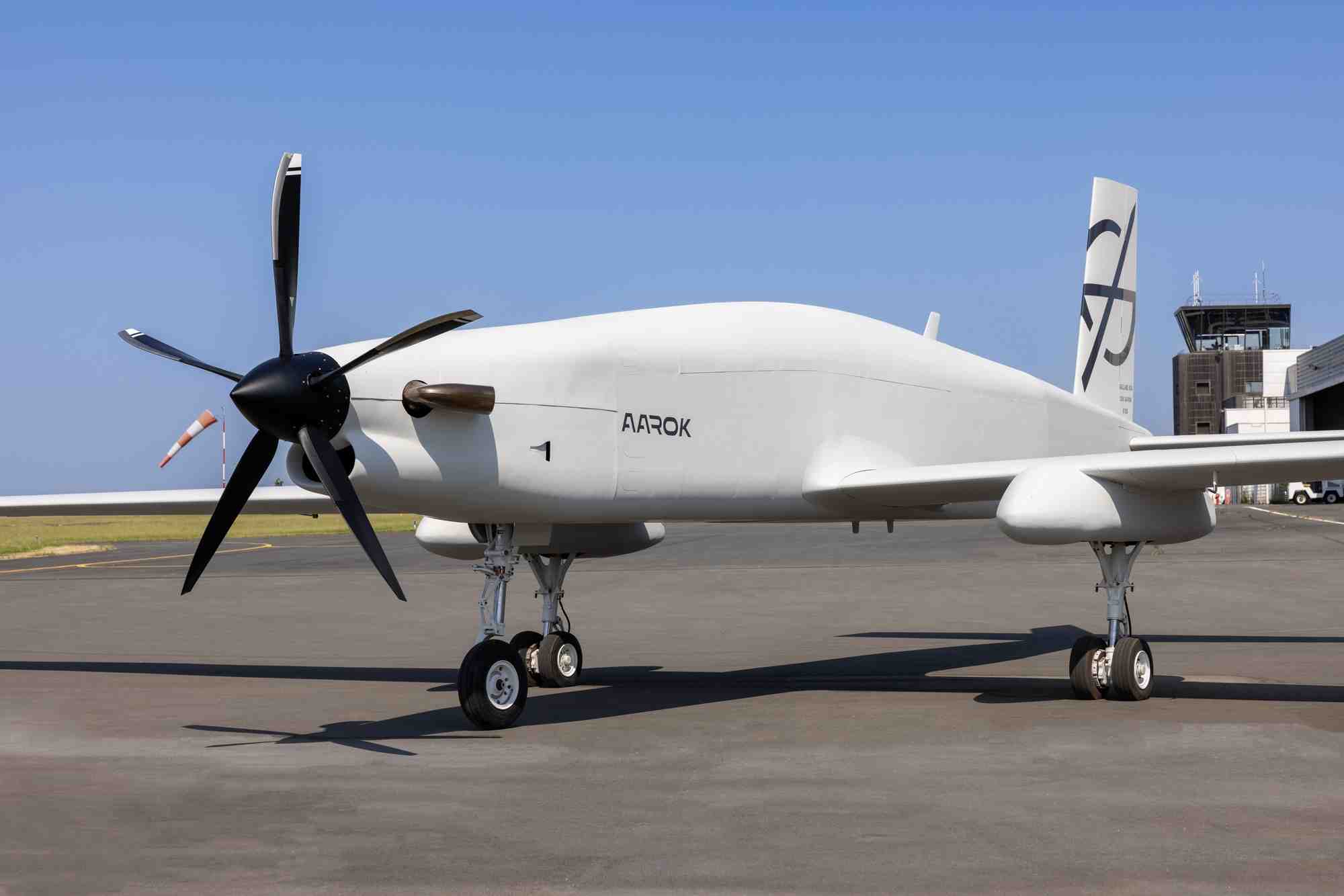 L’Aarok, qui représente la seule alternative française face aux fabricants de drones israélien IAI, américain General Atomics, et turcs Baykar, mesure 22 mètres et devrait équiper l’armée à l’horizon 2030.