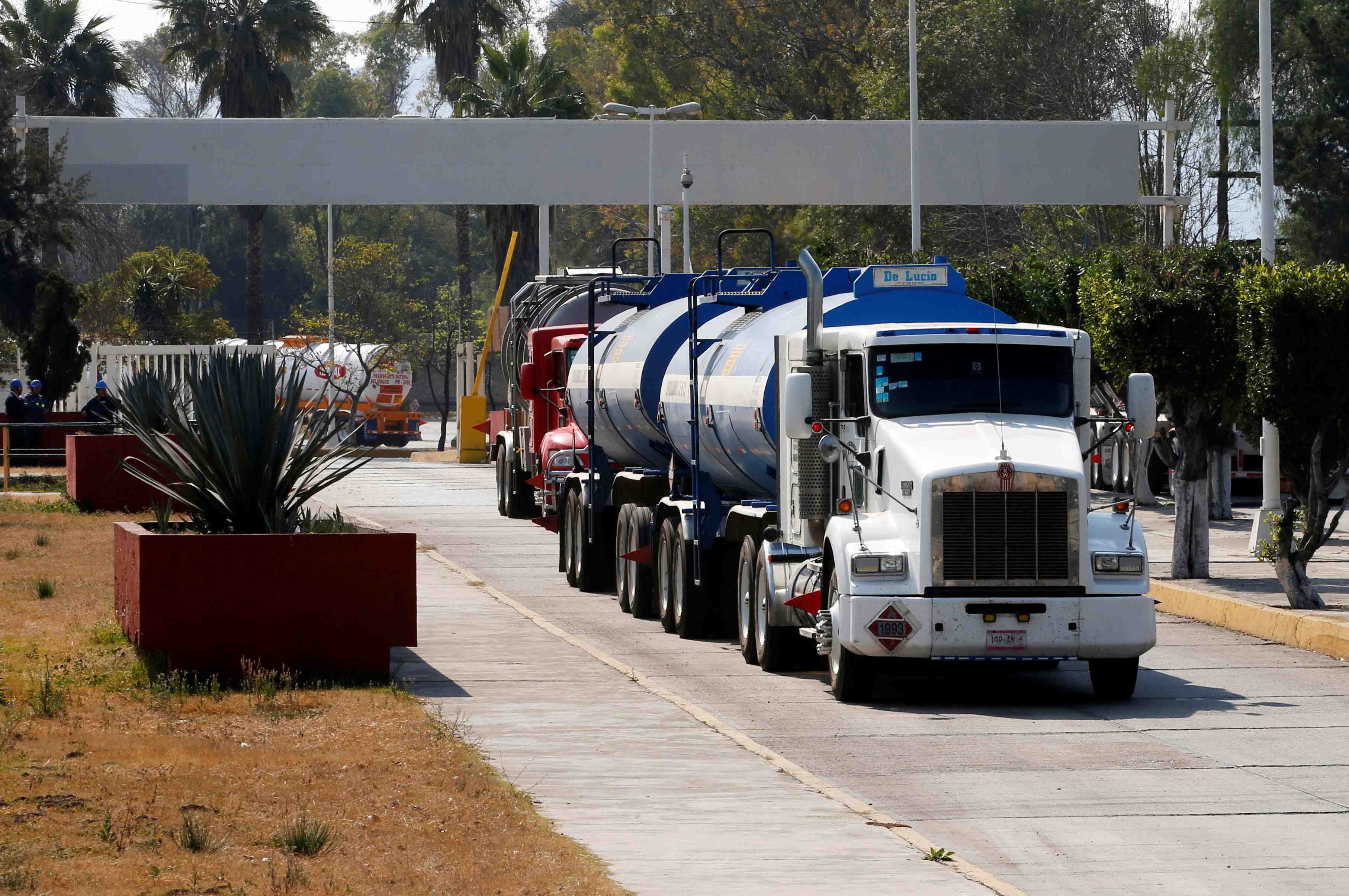 Carburant: mexico entre penuries et sabotages d'oleoducs