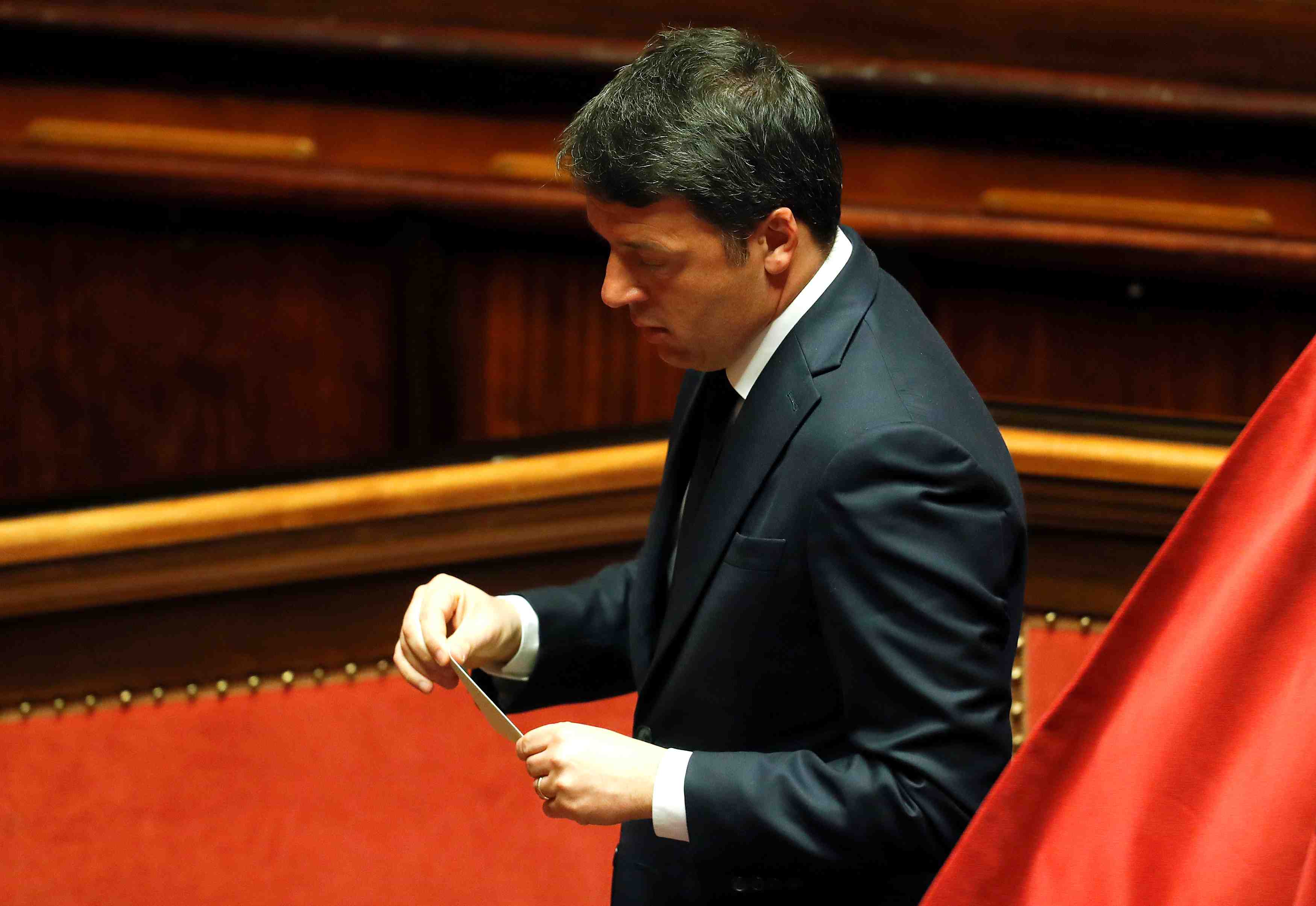 Les parents de matteo renzi assignes a residence